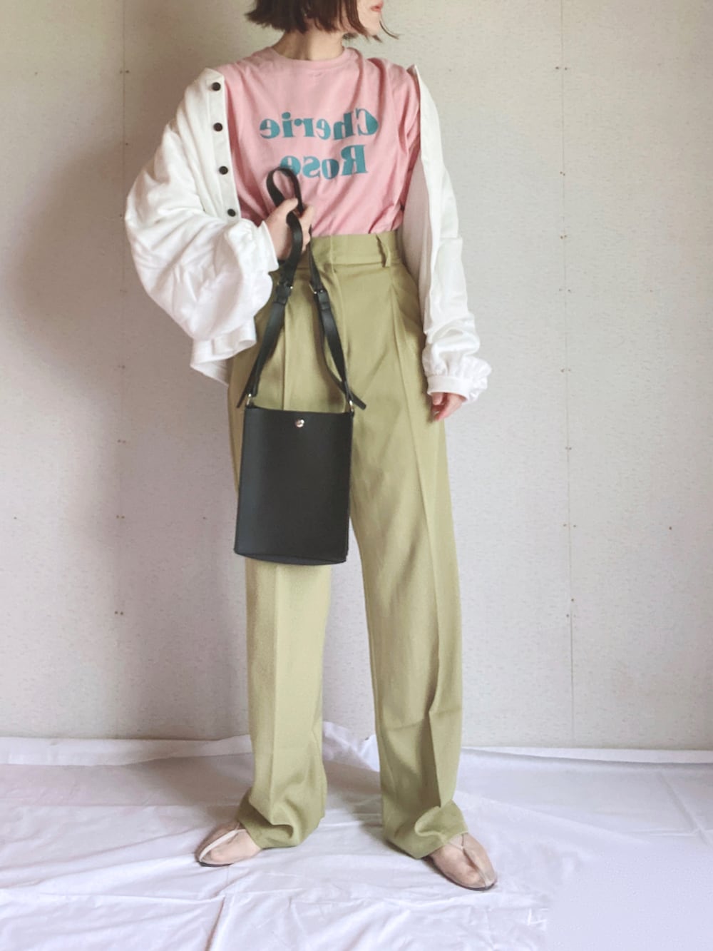 ブラック系のカーディガン/ボレロ、ピンク系のTシャツ/カットソー、グリーン系のスラックスを着用したレディースの夏コーディネートの5枚目の写真