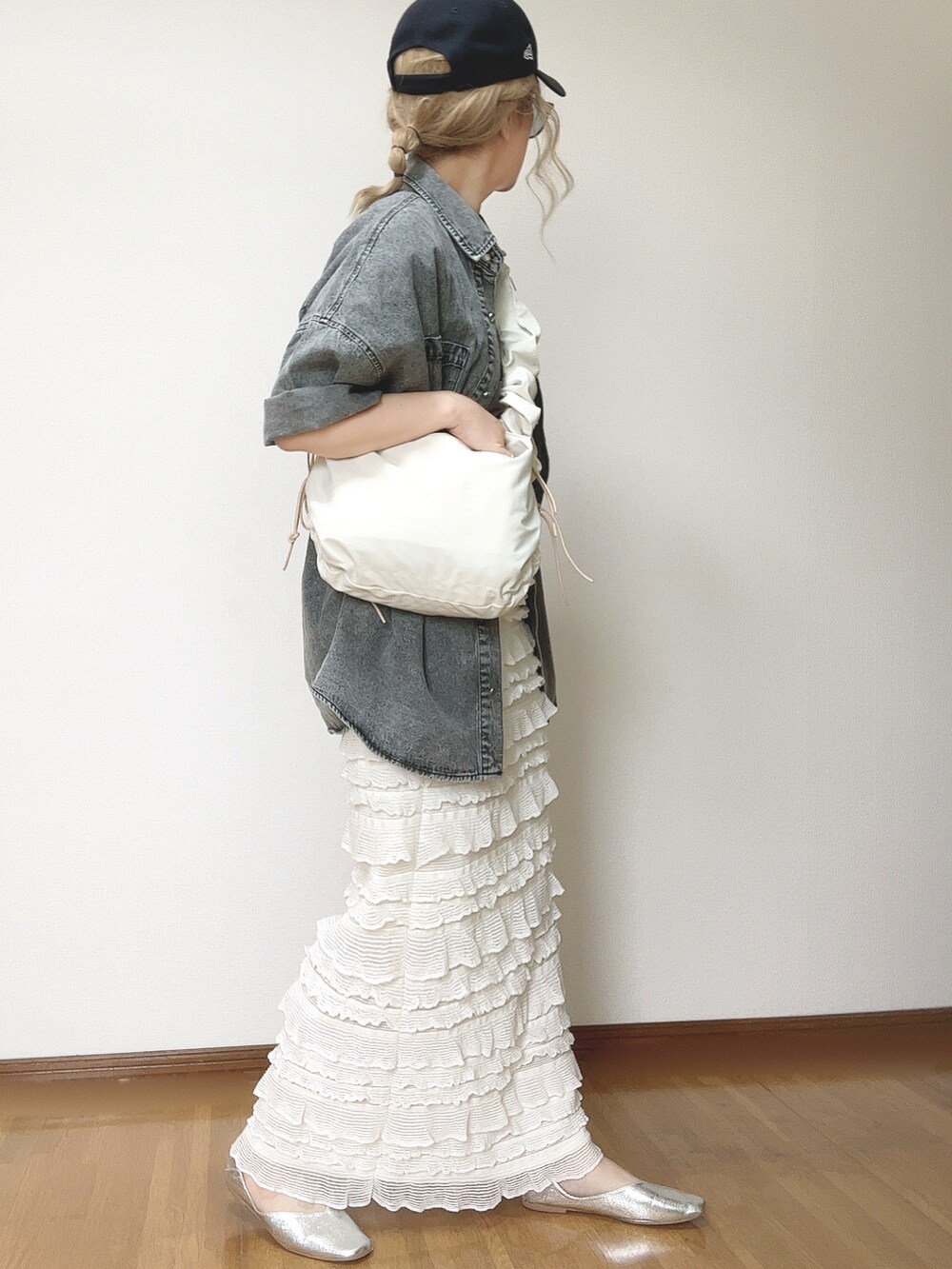 ブラック系のシャツ/ブラウス、ホワイト系のショルダーバッグ、ホワイト系のスカートを着用したレディースの夏コーディネートの5枚目の写真