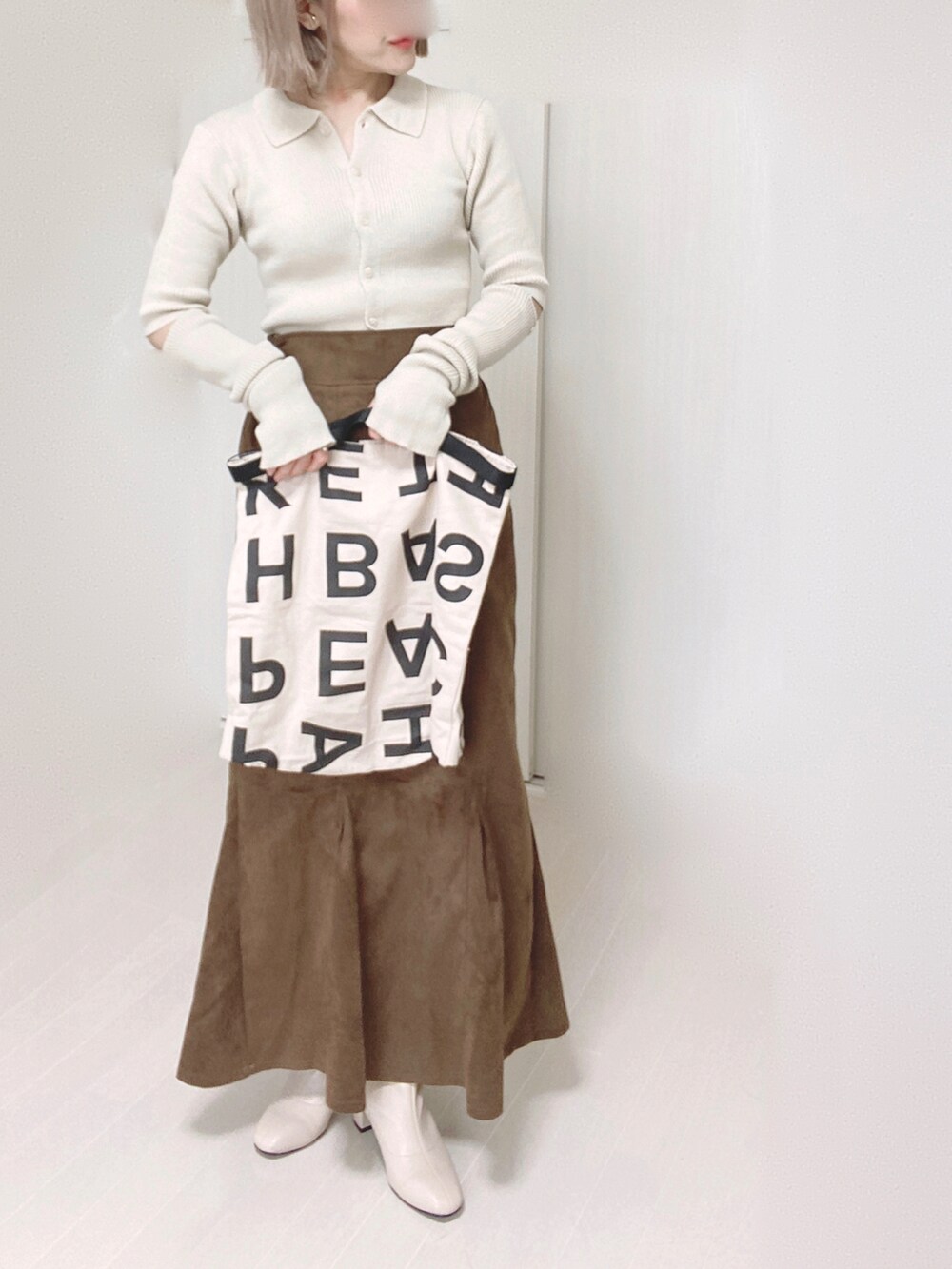 ホワイト系のカーディガン/ボレロ、ベージュ系のムートンコート、ホワイト系のトートバッグを着用したレディースの秋コーディネートの3枚目の写真