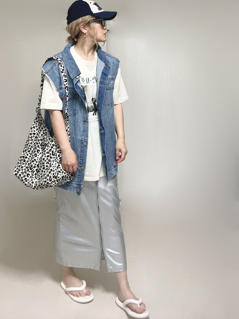 ホワイト系のTシャツ/カットソー、ブルー系のベスト、ホワイト系のトートバッグを着用したレディースの夏コーディネートの4枚目の写真