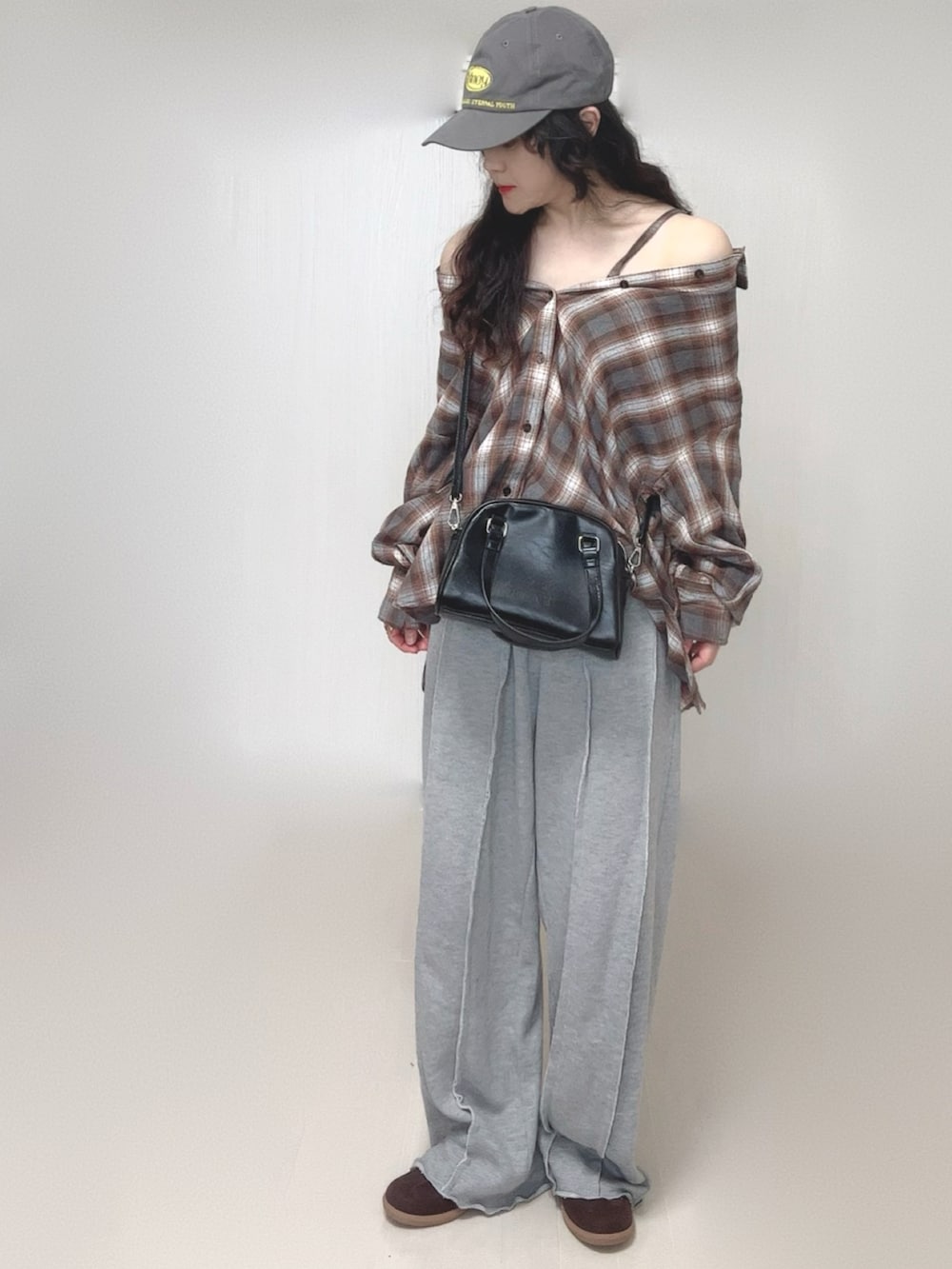 ブラウン系のシャツ/ブラウス、グレー系のスウェットパンツ、ブラック系のボストンバッグを着用したレディースの春コーディネートの3枚目の写真