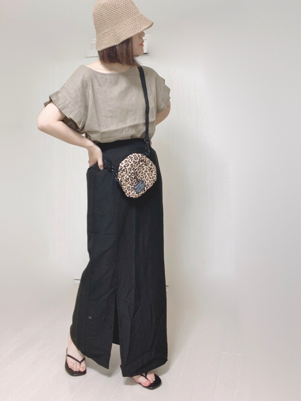 ブラウン系のシャツ/ブラウス、ブラック系のスカート、ブラック系のサンダルを着用したレディースの夏コーディネートの2枚目の写真