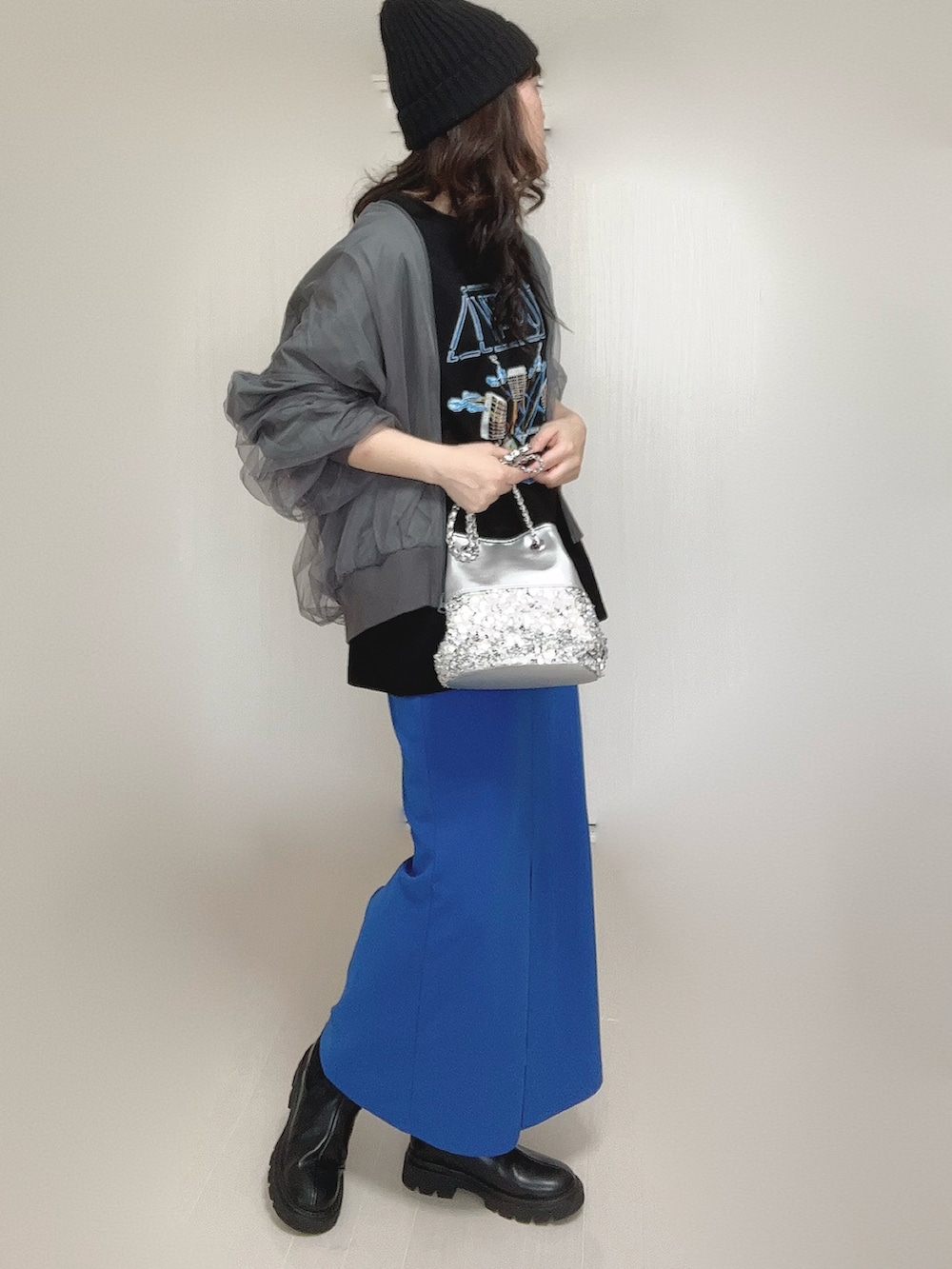 グレー系のブルゾン、ブラック系のブーツ、ブラック系のTシャツ/カットソーを着用したレディースの秋コーディネートの2枚目の写真