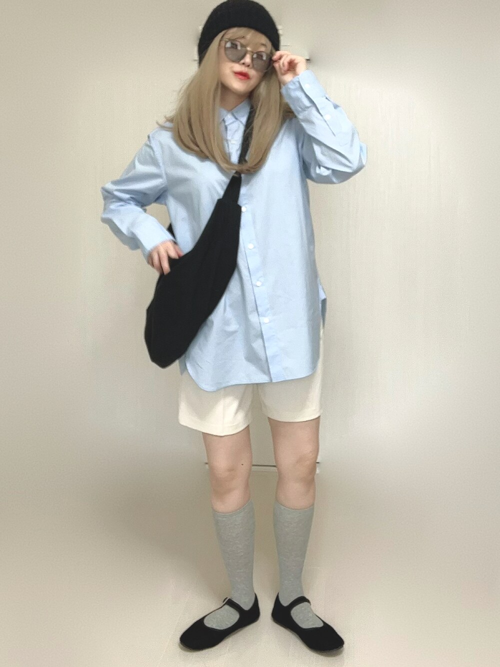 ホワイト系のその他パンツ、ブルー系のシャツ/ブラウス、ブラック系のパンプスを着用したレディースの春コーディネートの4枚目の写真