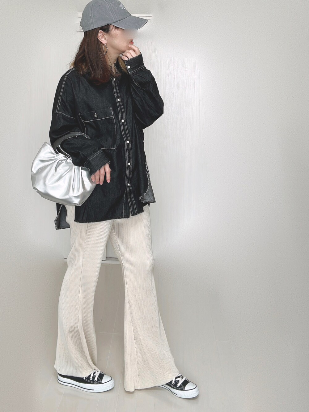 ブラック系のシャツ/ブラウス、ホワイト系のその他パンツ、ブラック系のスニーカーを着用したレディースの秋コーディネートの5枚目の写真