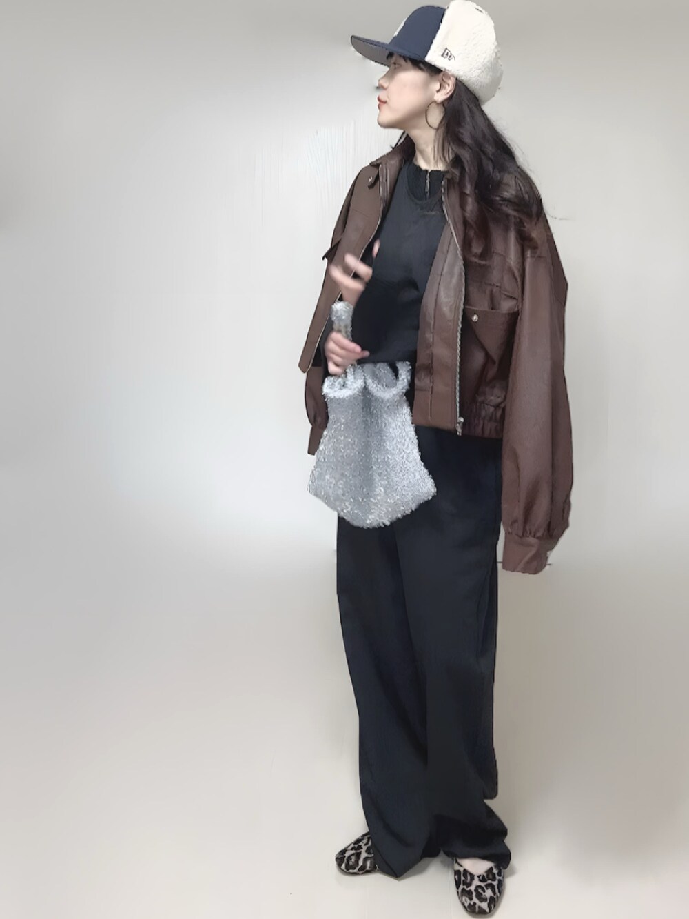 ブラック系のカーディガン/ボレロ、ブラウン系のブルゾン、ブラック系のつなぎ/オールインワンを着用したレディースの冬コーディネートの4枚目の写真