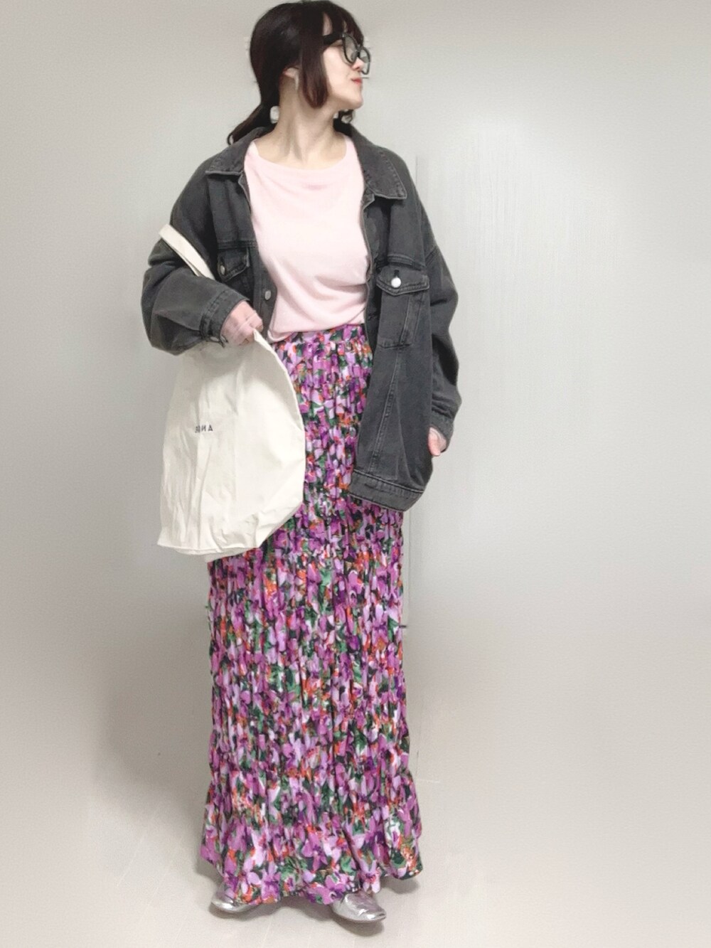 ピンク系のTシャツ/カットソー、ブラック系のデニムジャケット、ホワイト系のトートバッグを着用したレディースの春コーディネートの4枚目の写真