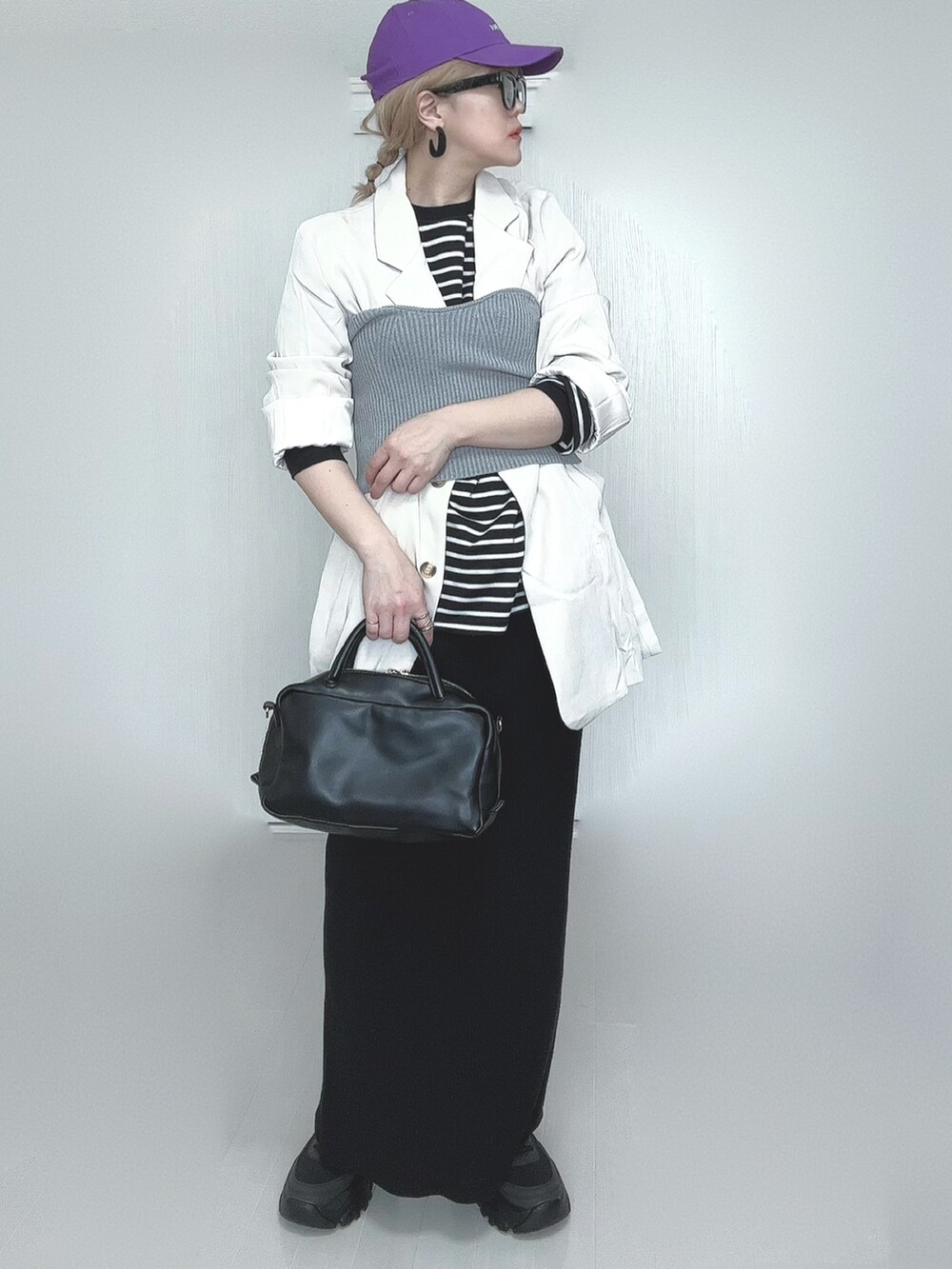 ホワイト系のTシャツ/カットソー、ホワイト系のテーラードジャケット、グレー系のチューブトップを着用したレディースの春コーディネートの3枚目の写真