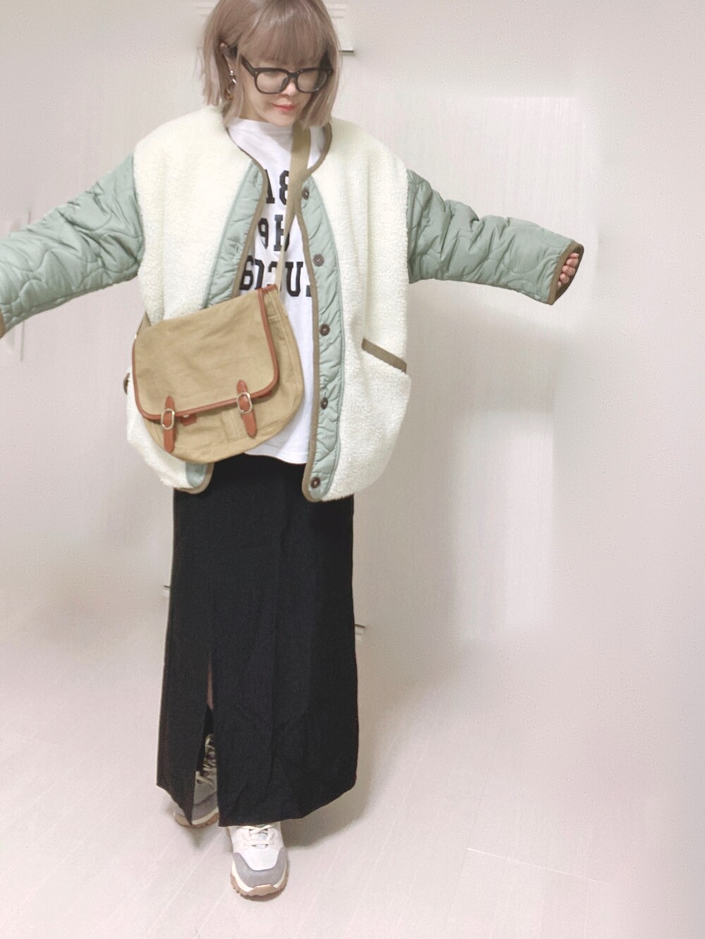 「ECRIRE、エクリール、zucca、ロゴT、ショルダーバッグ、ナロースカート、ダッドスニーカー、ANGIE VINTAGE、ANGIE、大人カジュアル、lineastoria」｜「ECRIREの【miho.a.nicoコラボ】キルティングジャケット（ノーカラージャケット、ホワイト系）」を使った、Ⓜ︎さん（レディース・152cm）の秋コーディネートの4枚目の写真