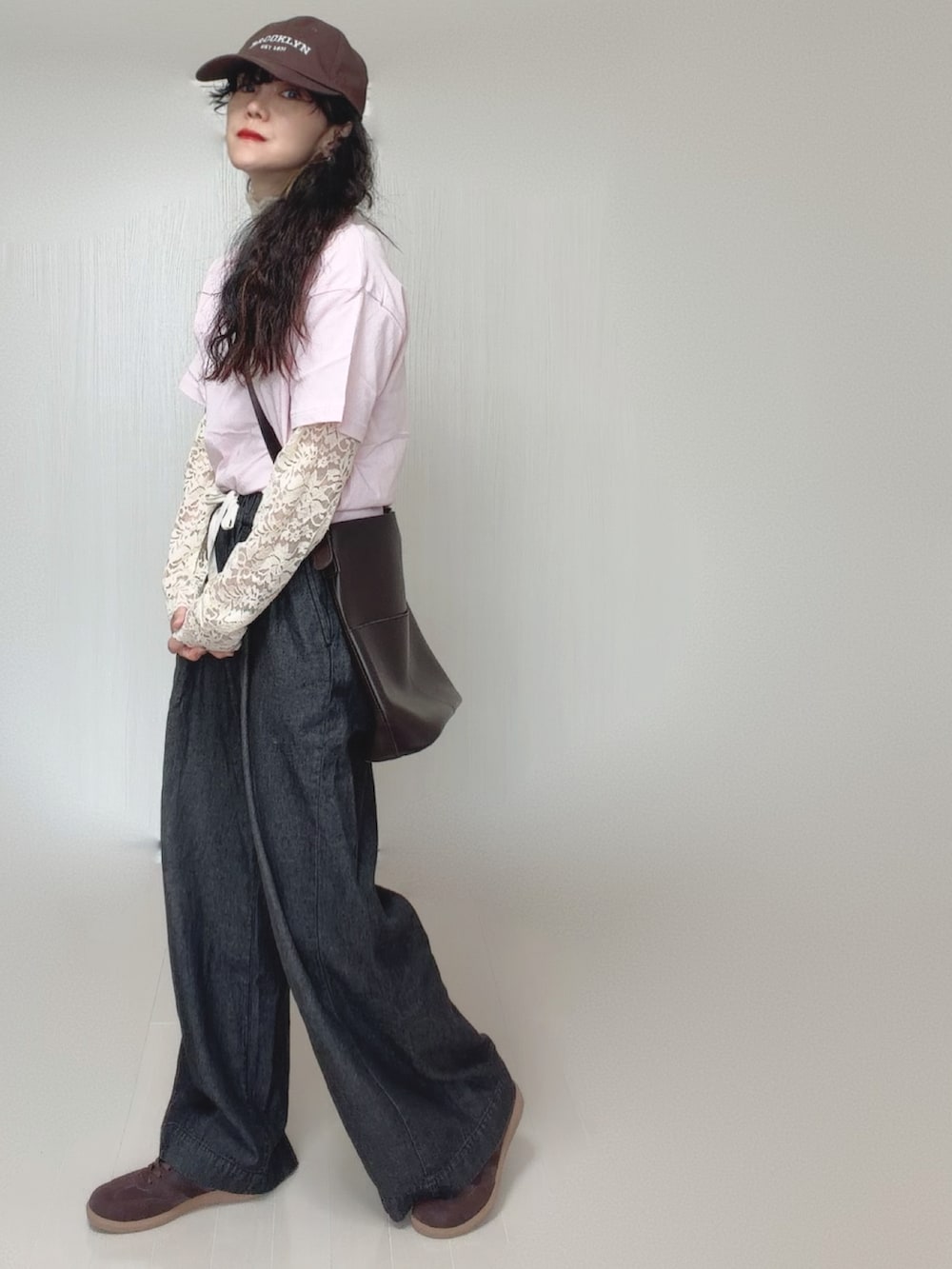 ブラック系のデニムパンツ、ピンク系のTシャツ/カットソー、ホワイト系のシャツ/ブラウスを着用したレディースの夏コーディネートの5枚目の写真