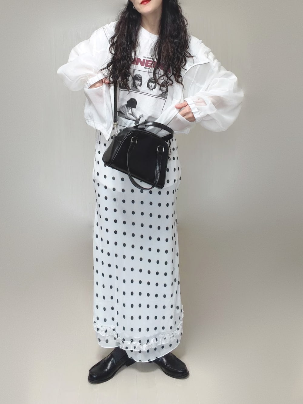 ホワイト系のマウンテンパーカー、ホワイト系のTシャツ/カットソー、ブラック系のボストンバッグを着用したレディースの春コーディネートの5枚目の写真