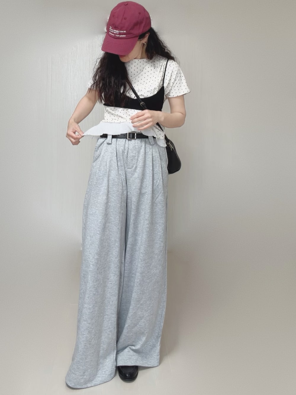 ホワイト系のTシャツ/カットソー、グレー系のスウェットパンツ、ブラック系のその他トップスを着用したレディースの夏コーディネートの5枚目の写真