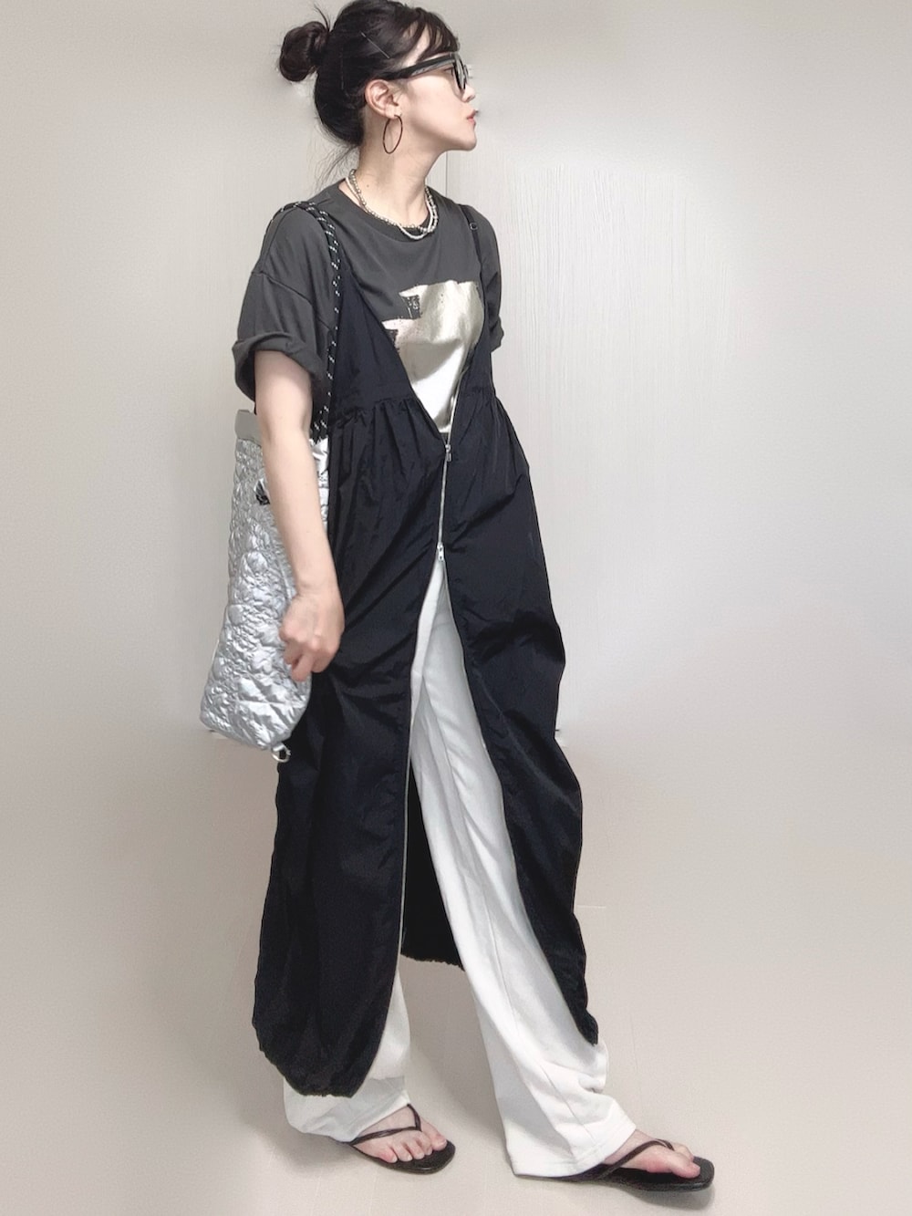 ブラック系のTシャツ/カットソー、シルバー系のトートバッグ、ブラック系のワンピースを着用したレディースの夏コーディネートの5枚目の写真