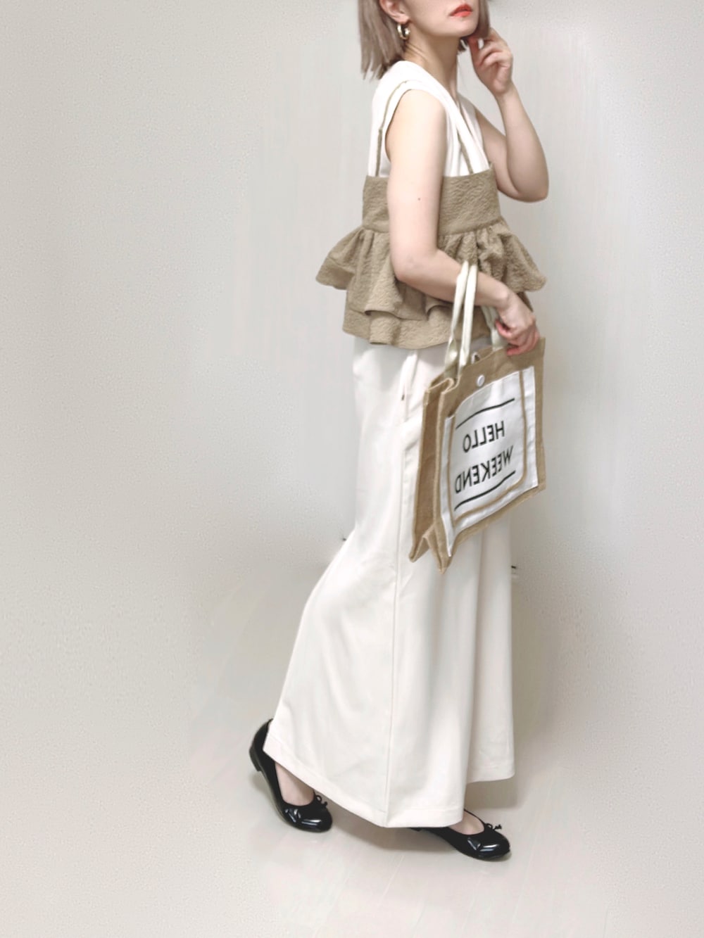 ホワイト系のワンピース、ベージュ系のキャミソール、ホワイト系のカーディガン/ボレロを着用したレディースの夏コーディネートの3枚目の写真