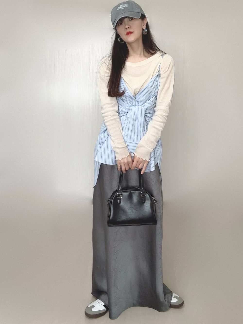 ブルー系のシャツ/ブラウス、グレー系のスカート、ブラック系のボストンバッグを着用したレディースの冬コーディネートの3枚目の写真