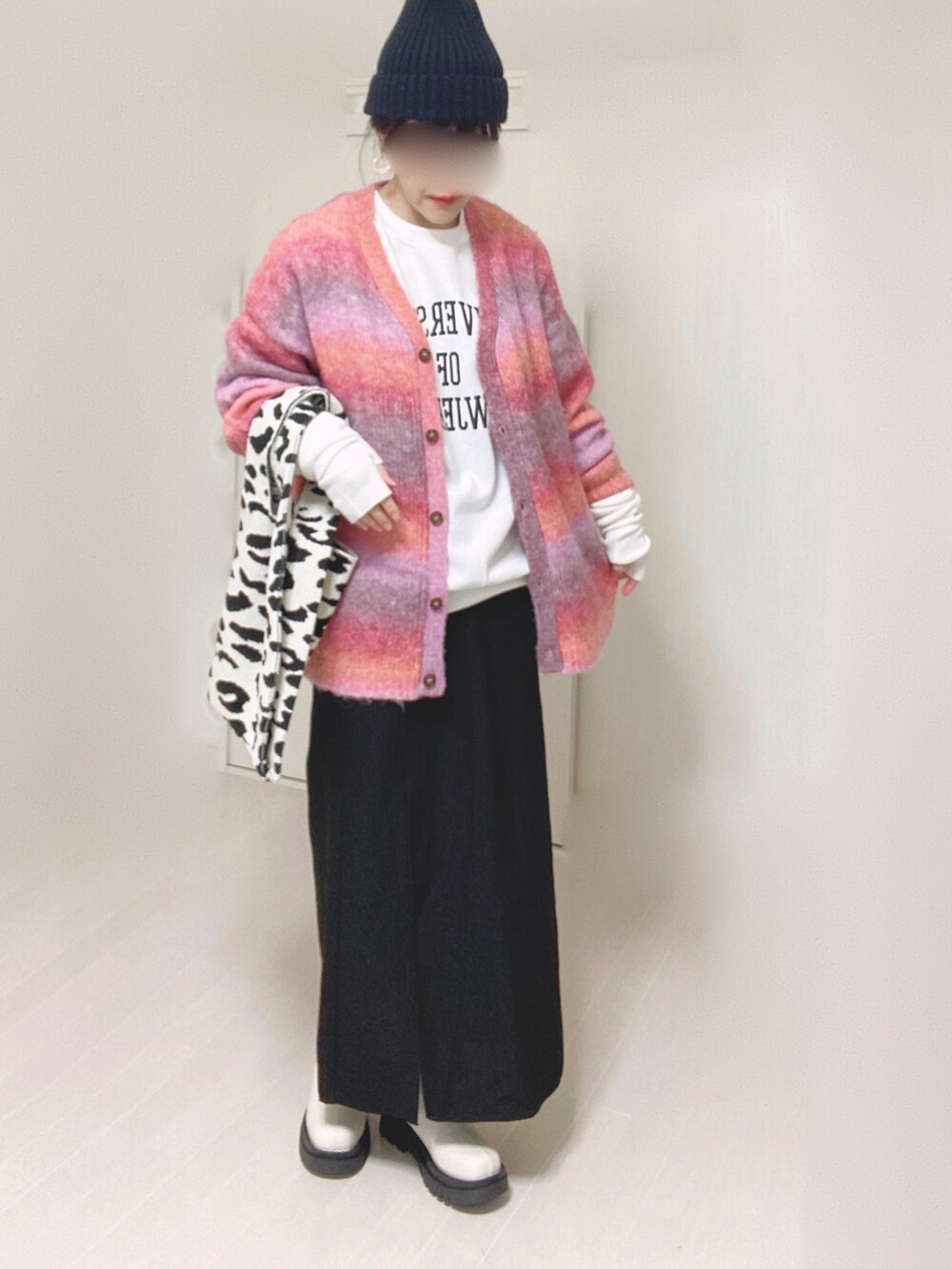 ブラック系のスカート、ホワイト系のスウェット、ピンク系のカーディガン/ボレロを着用したレディースの秋コーディネートの4枚目の写真