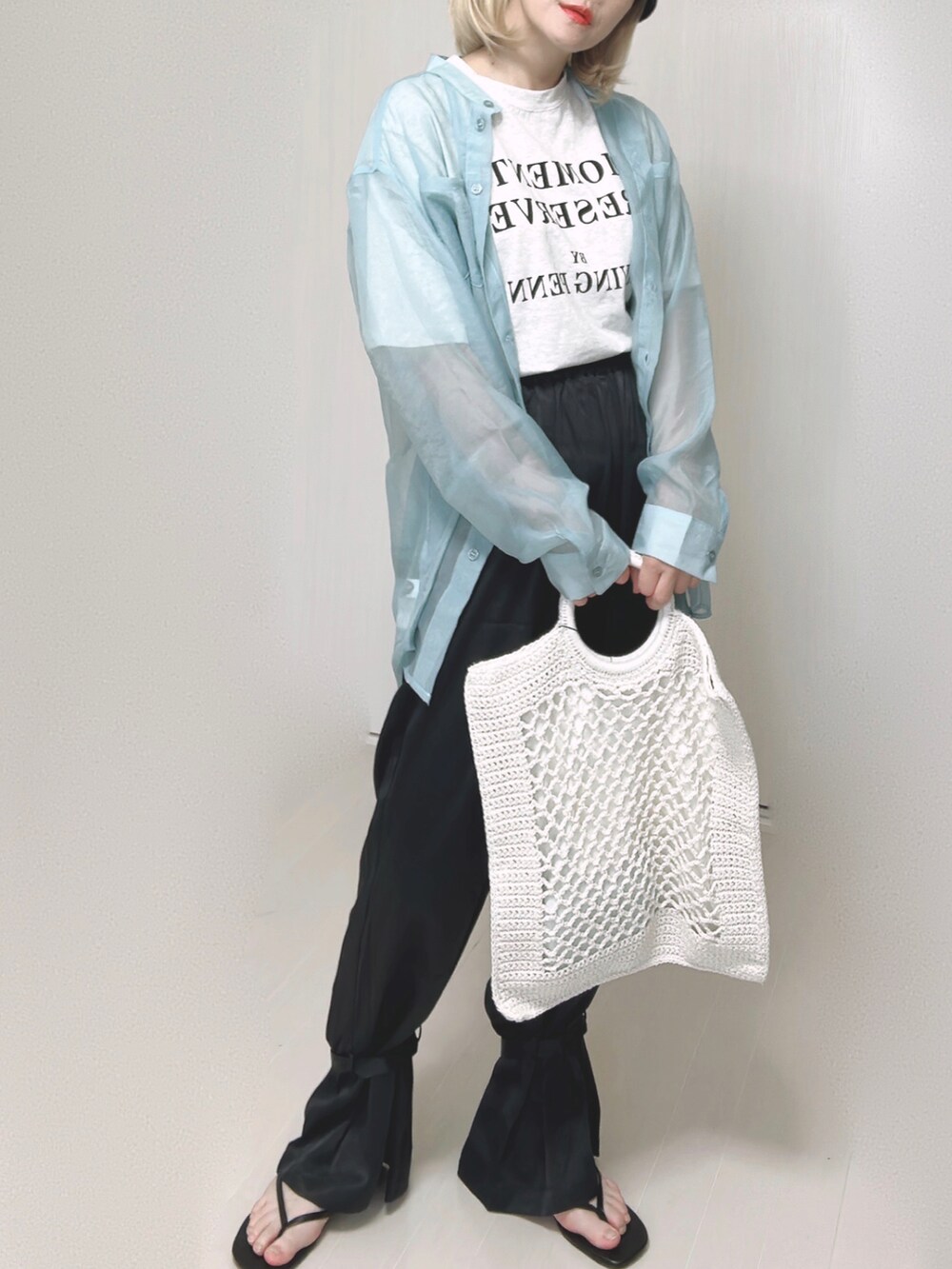 ブラック系のその他パンツ、ブルー系のシャツ/ブラウス、ブラック系のサンダルを着用したレディースの夏コーディネートの4枚目の写真