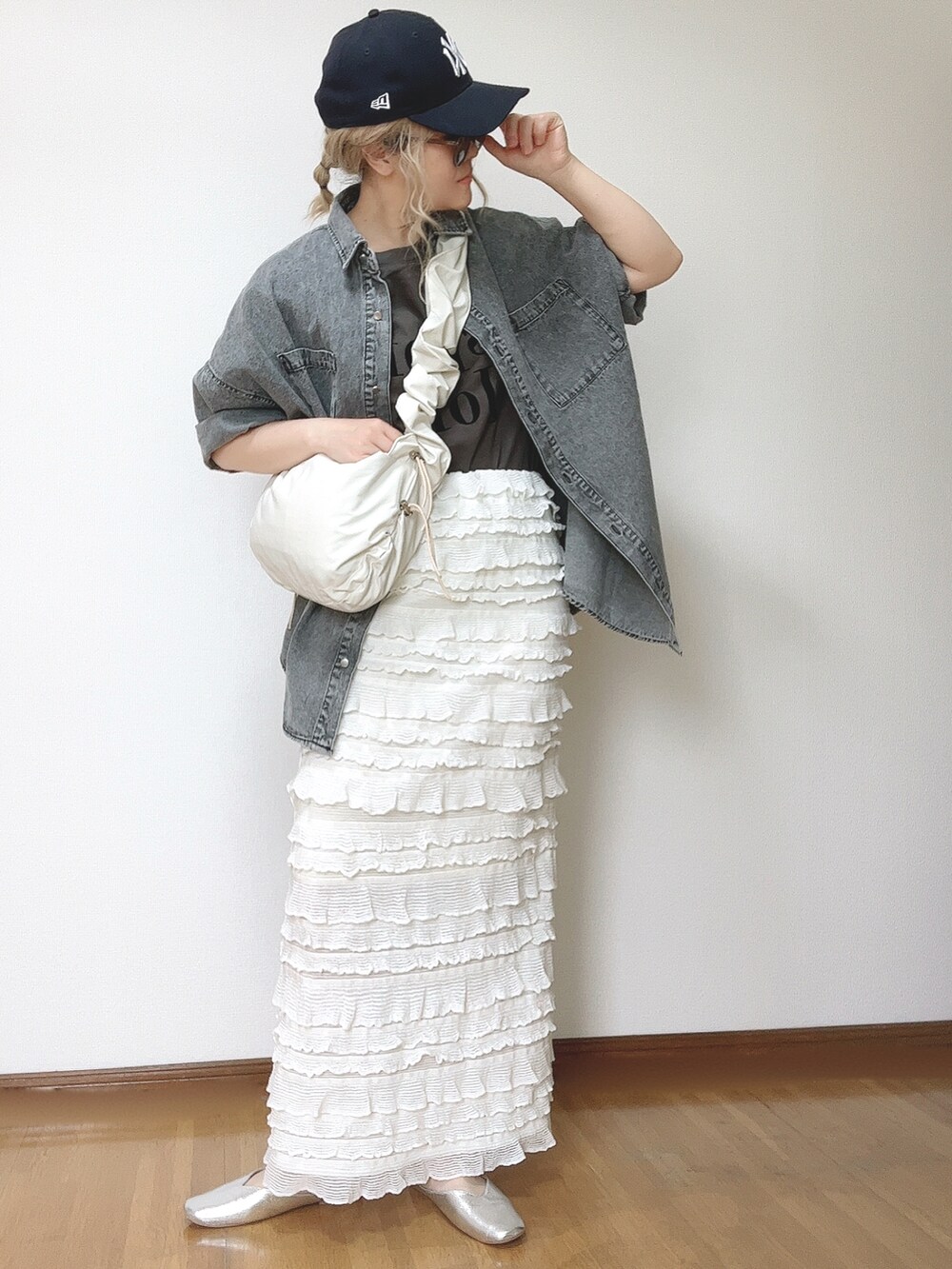 ブラック系のシャツ/ブラウス、ホワイト系のショルダーバッグ、ホワイト系のスカートを着用したレディースの夏コーディネートの2枚目の写真