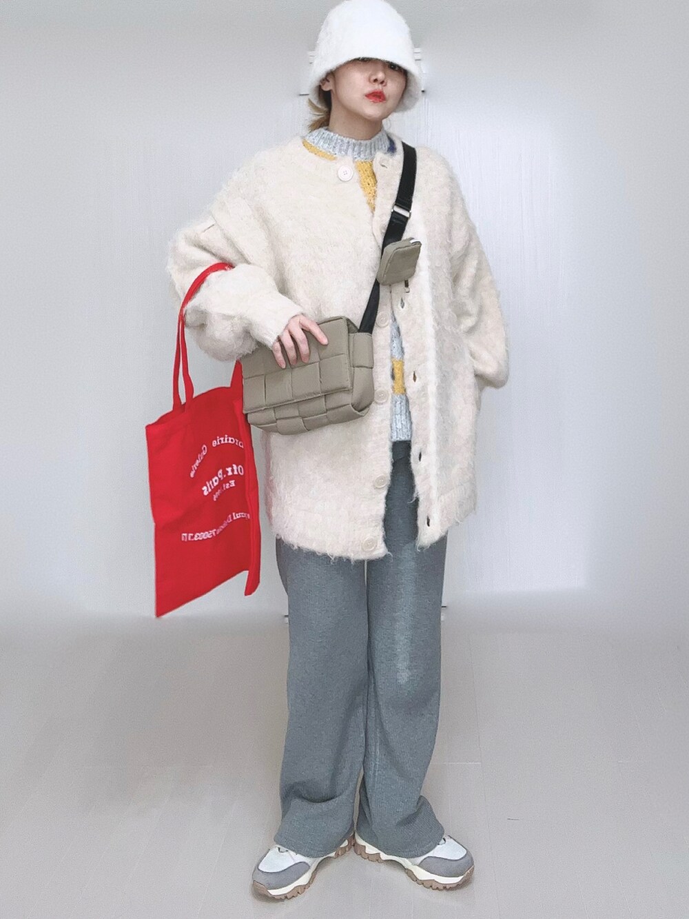 ベージュ系のカーディガン/ボレロ、グレー系のその他パンツ、ベージュ系のスニーカーを着用したレディースの冬コーディネートの4枚目の写真