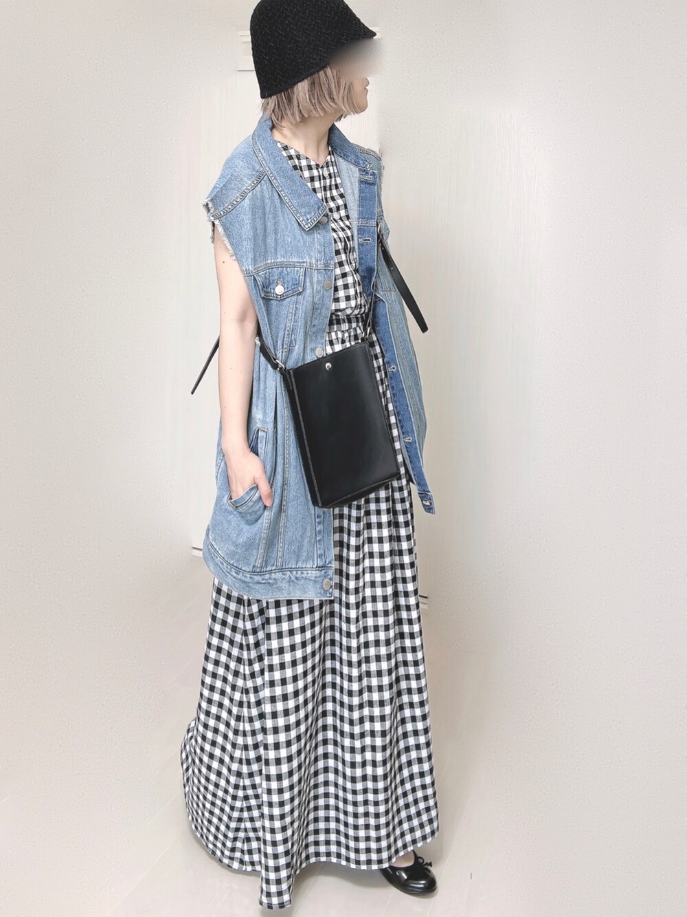 その他のワンピース、ブルー系のベスト、ブラック系のショルダーバッグを着用したレディースの夏コーディネートの3枚目の写真