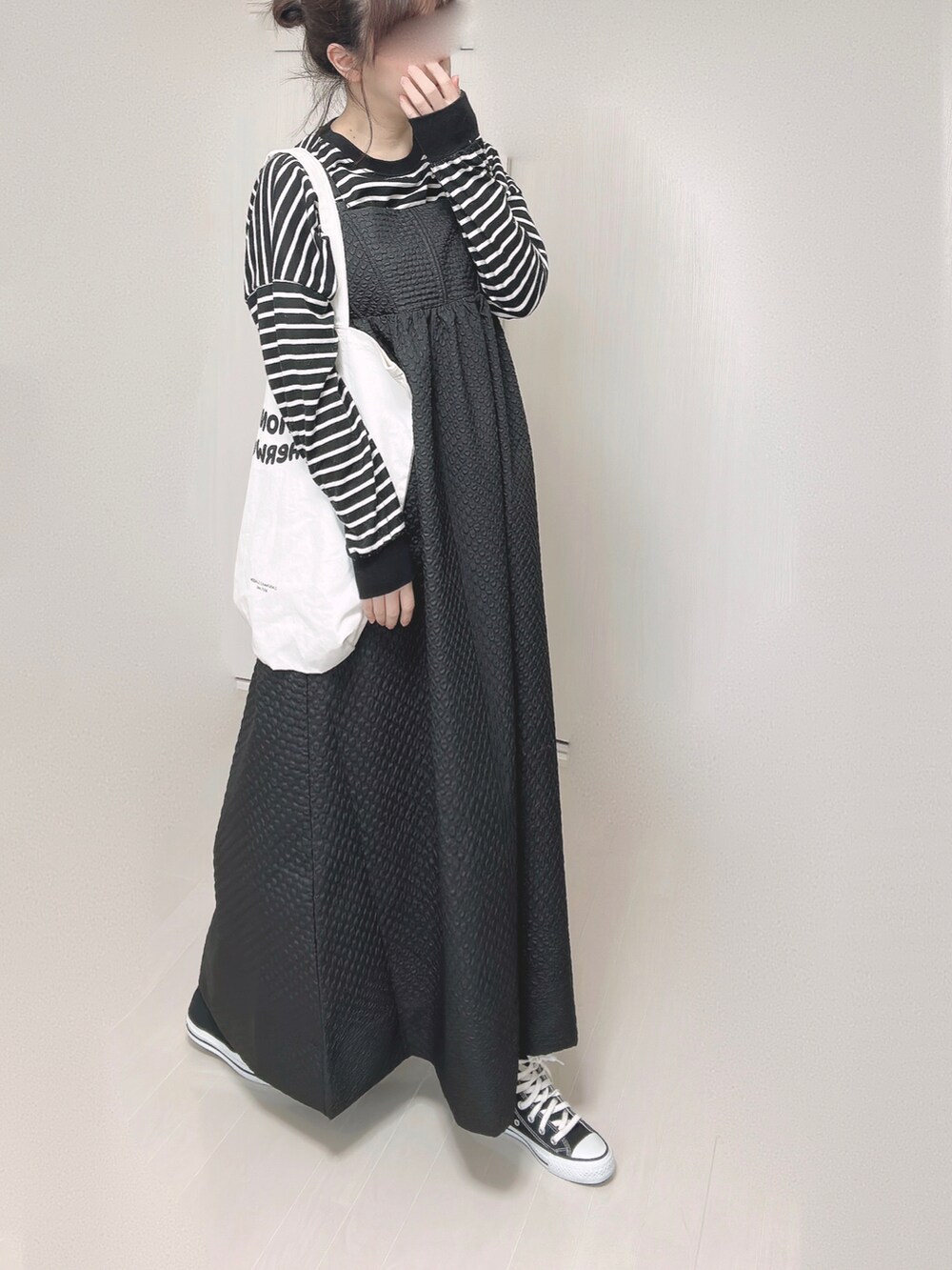 ブラック系のワンピース、ホワイト系のTシャツ/カットソー、ホワイト系のトートバッグを着用したレディースの夏コーディネートの4枚目の写真