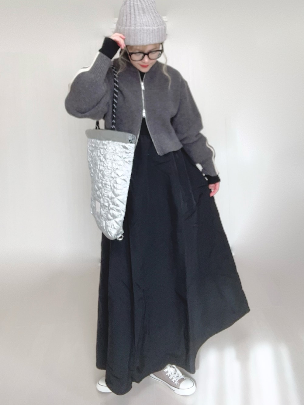 グレー系のニット/セーター、グレー系のワンピース、シルバー系のトートバッグを着用したレディースの冬コーディネートの5枚目の写真