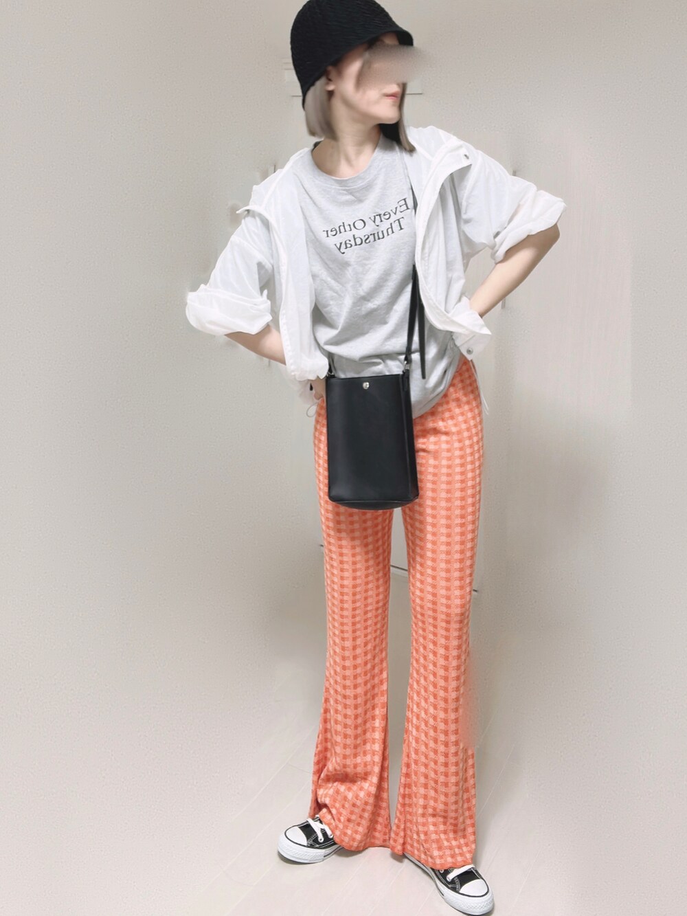 オレンジ系のその他パンツ、ブラック系のショルダーバッグ、ブラック系のスニーカーを着用したレディースの夏コーディネートの4枚目の写真