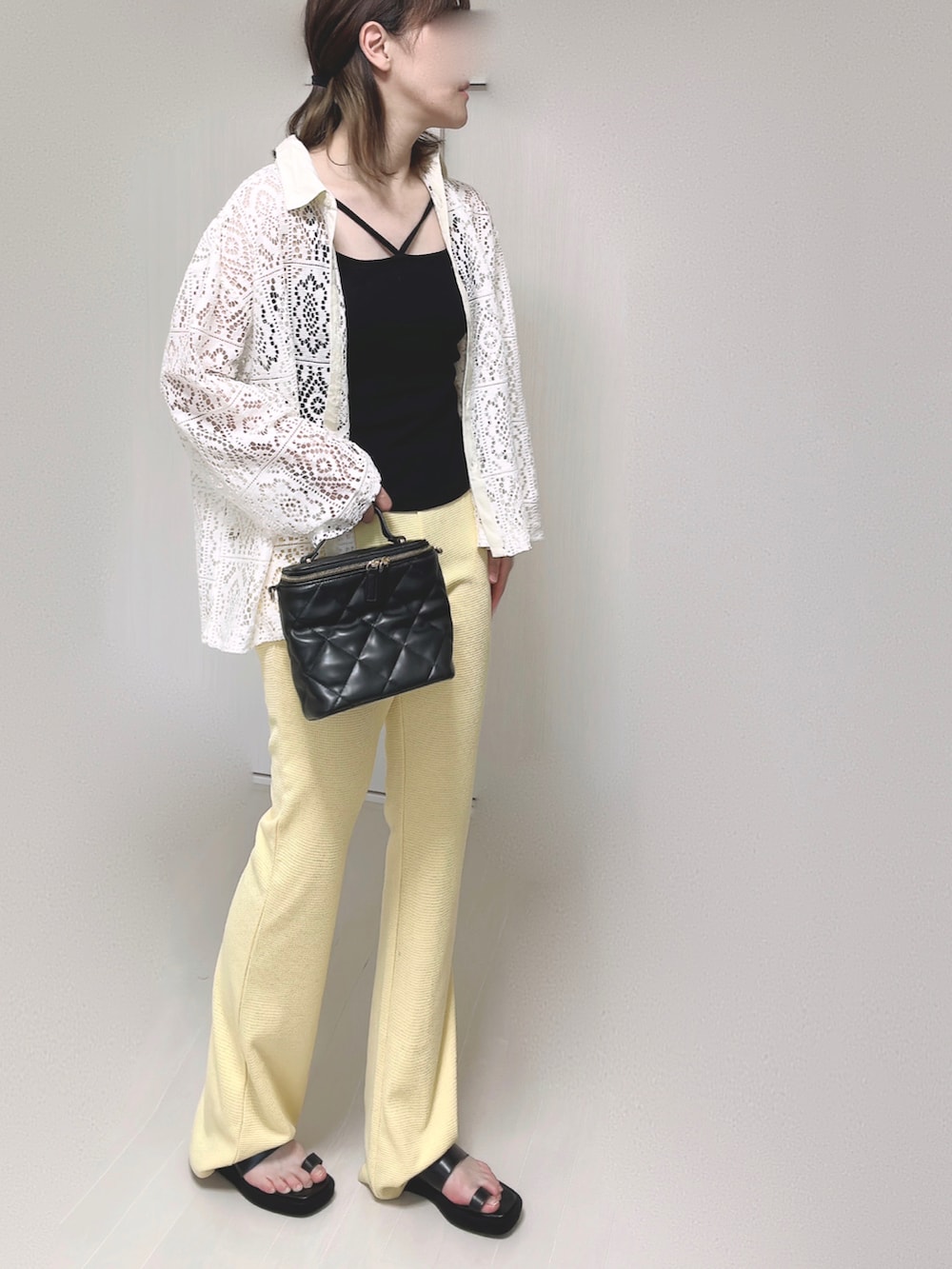 ブラック系のキャミソール、イエロー系のその他パンツ、ブラック系のショルダーバッグを着用したレディースの夏コーディネートの3枚目の写真