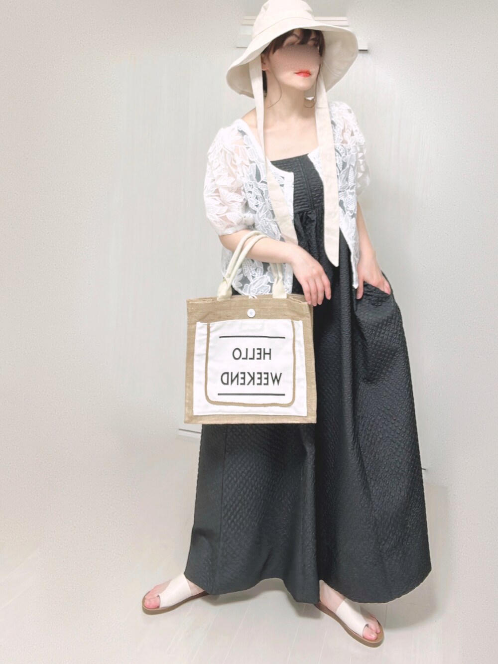 ブラック系のワンピース、ホワイト系のシャツ/ブラウス、ホワイト系のかごバッグを着用したレディースの夏コーディネートの3枚目の写真
