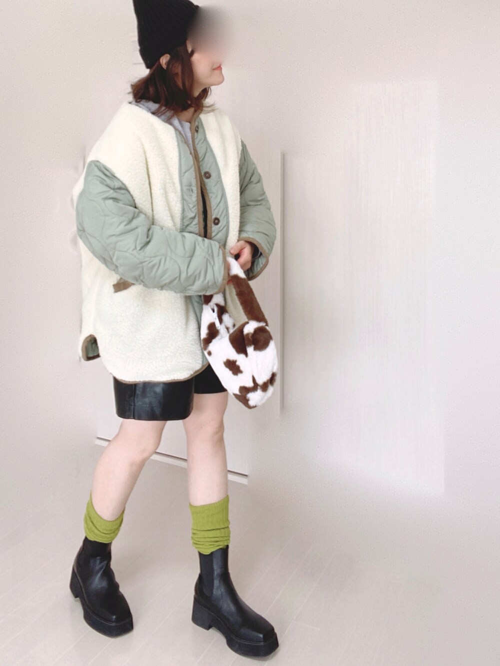 ホワイト系のノーカラージャケット、グレー系のスウェット、ブラック系のその他パンツを着用したレディースの秋コーディネートの2枚目の写真