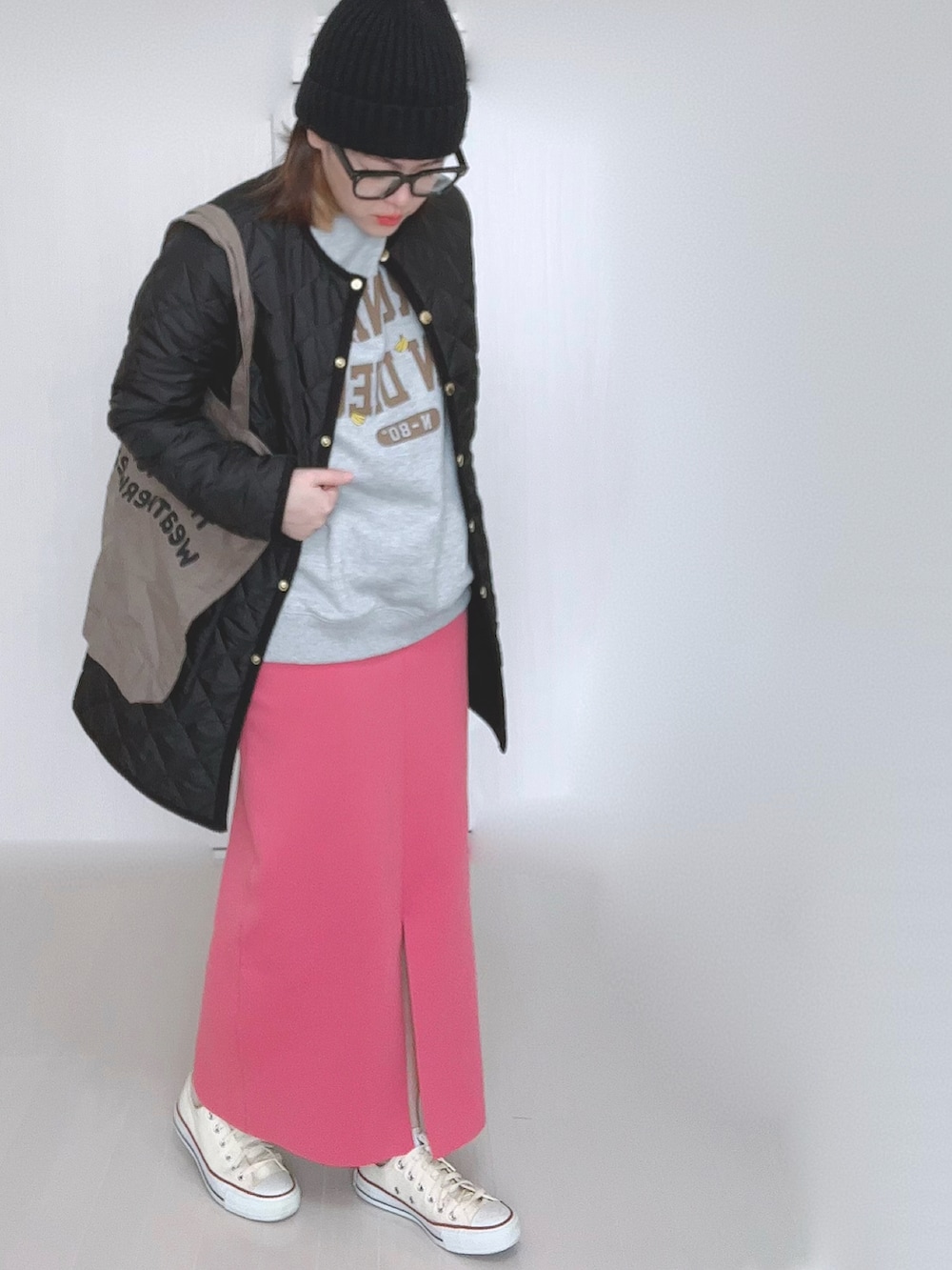 グレー系のスウェット、ブラック系のノーカラーコート、ブラウン系のトートバッグを着用したレディースの冬コーディネートの5枚目の写真