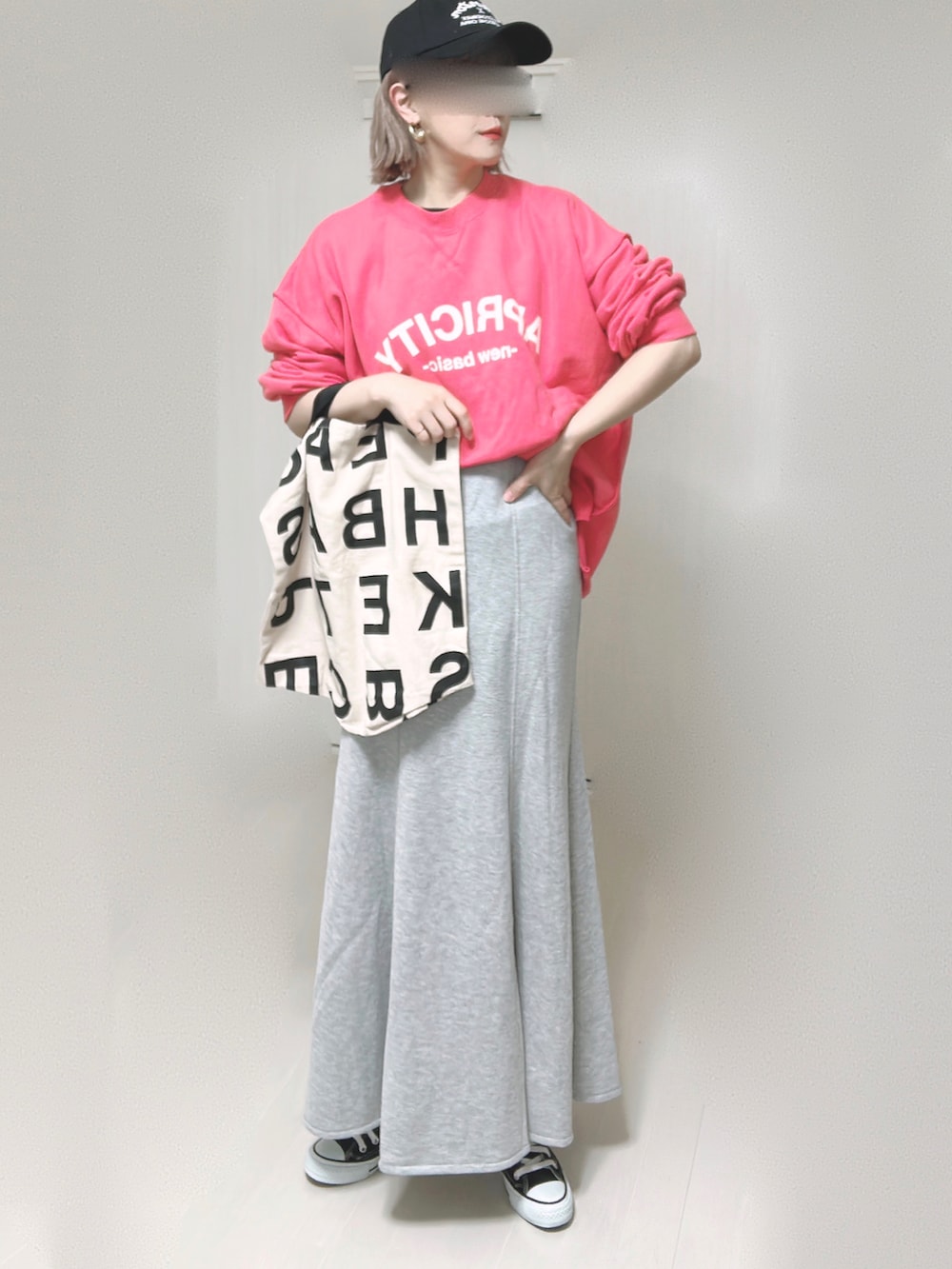 ピンク系のスウェット、ホワイト系のトートバッグ、グレー系のスカートを着用したレディースの夏コーディネートの5枚目の写真