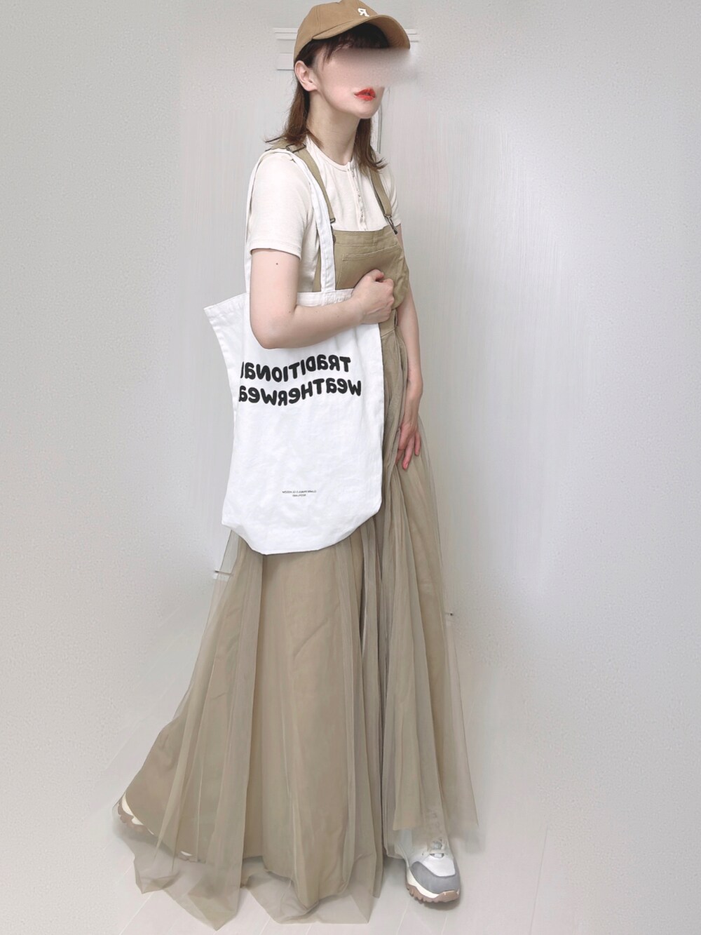 ホワイト系のTシャツ/カットソー、ホワイト系のトートバッグ、ベージュ系のワンピースを着用したレディースの夏コーディネートの3枚目の写真