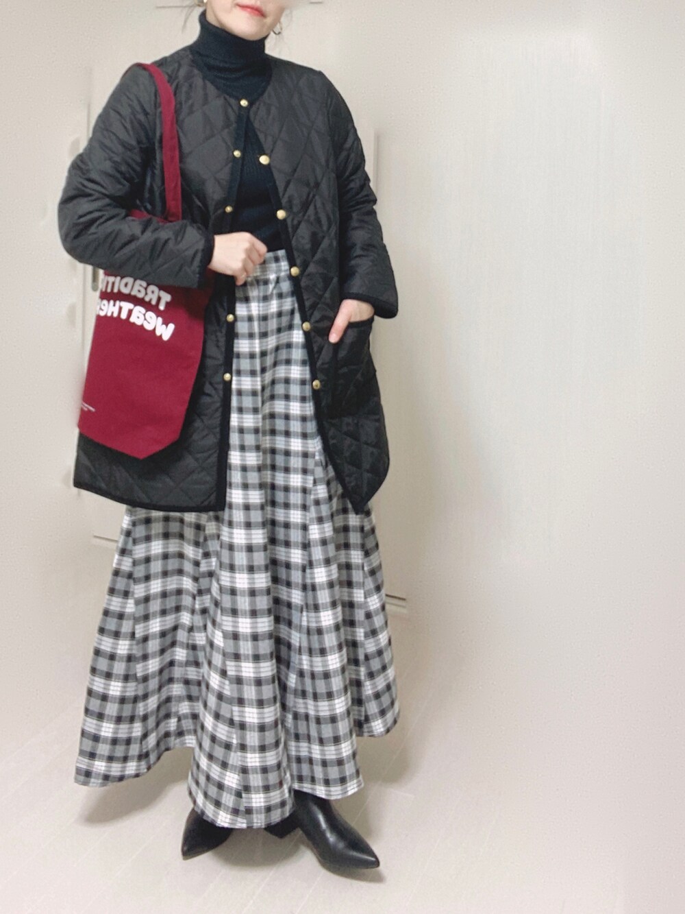 ブラック系のその他アウター、レッド系のトートバッグ、ブラック系のスカートを着用したレディースの秋コーディネートの5枚目の写真