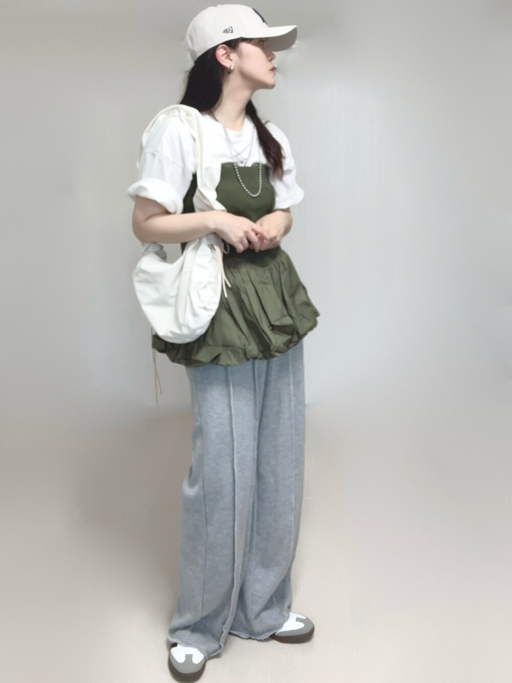 ホワイト系のTシャツ/カットソー、グレー系のスウェットパンツ、グリーン系のスカートを着用したレディースの夏コーディネートの3枚目の写真