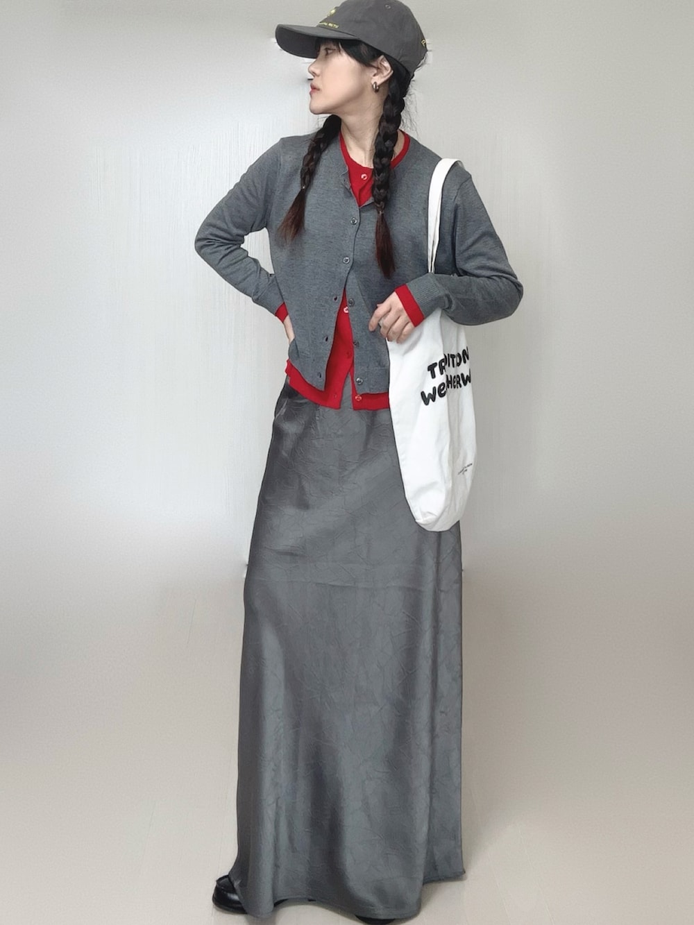 グレー系のカーディガン/ボレロ、グレー系のスカート、ブラック系のローファーを着用したレディースの冬コーディネートの4枚目の写真