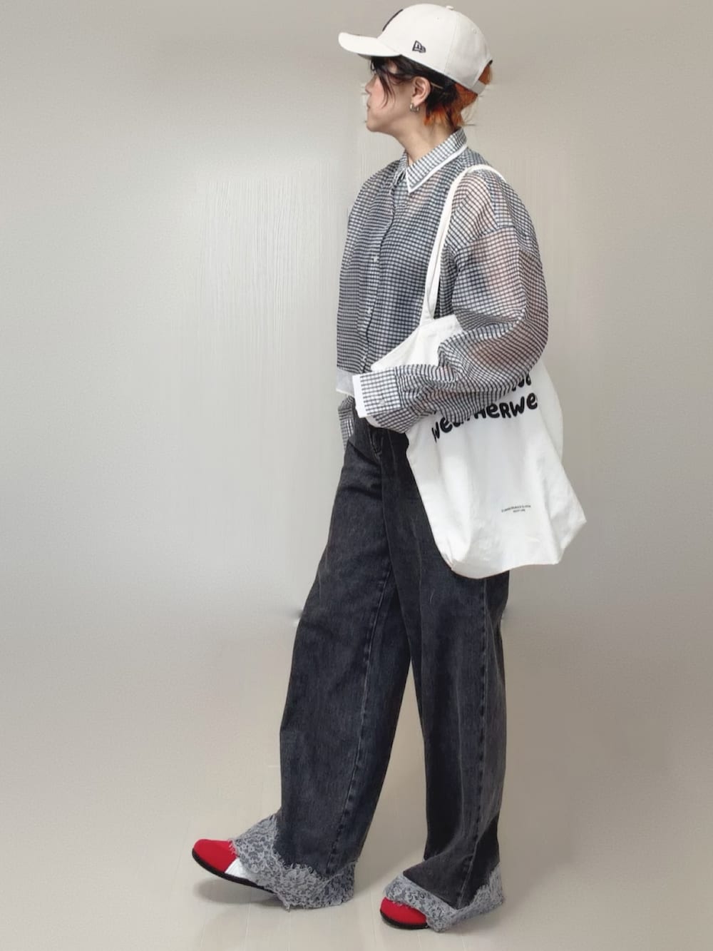 ホワイト系のシャツ/ブラウス、ブラック系のデニムパンツ、ホワイト系のトートバッグを着用したレディースの夏コーディネートの2枚目の写真