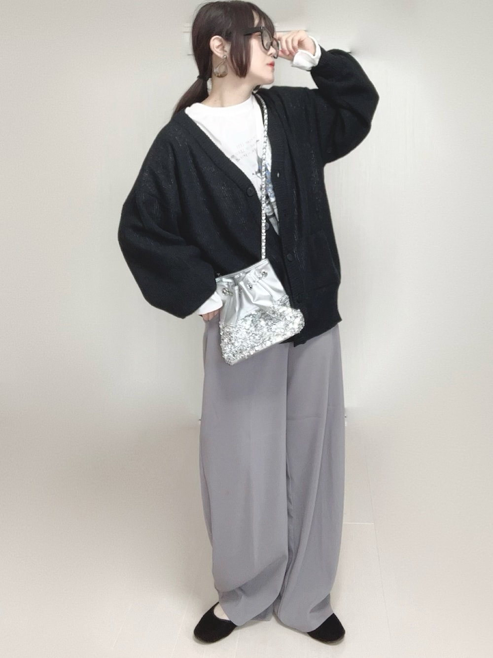 ブラック系のカーディガン/ボレロ、ホワイト系のTシャツ/カットソー、シルバー系のショルダーバッグを着用したレディースの春コーディネートの5枚目の写真