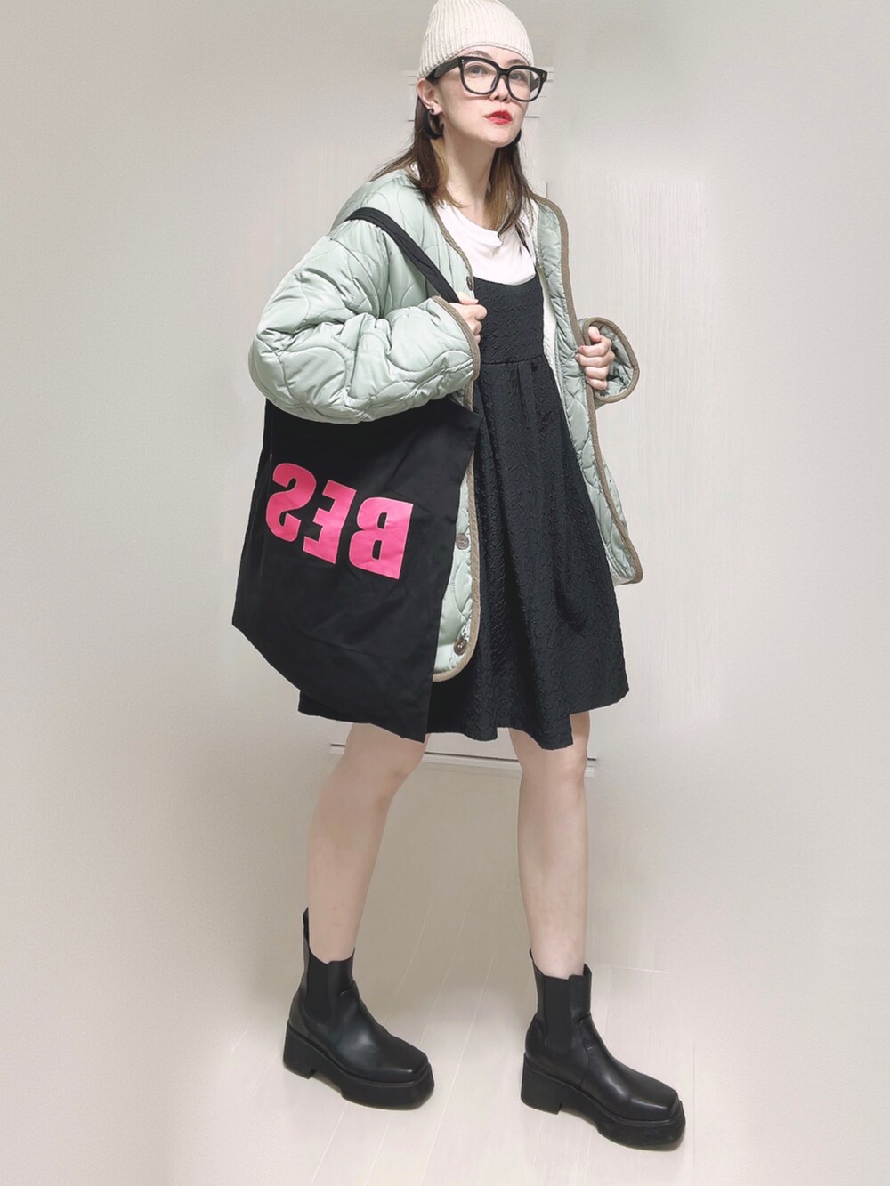 ホワイト系のノーカラージャケット、ホワイト系のTシャツ/カットソー、ブラック系のワンピースを着用したレディースの秋コーディネートの4枚目の写真
