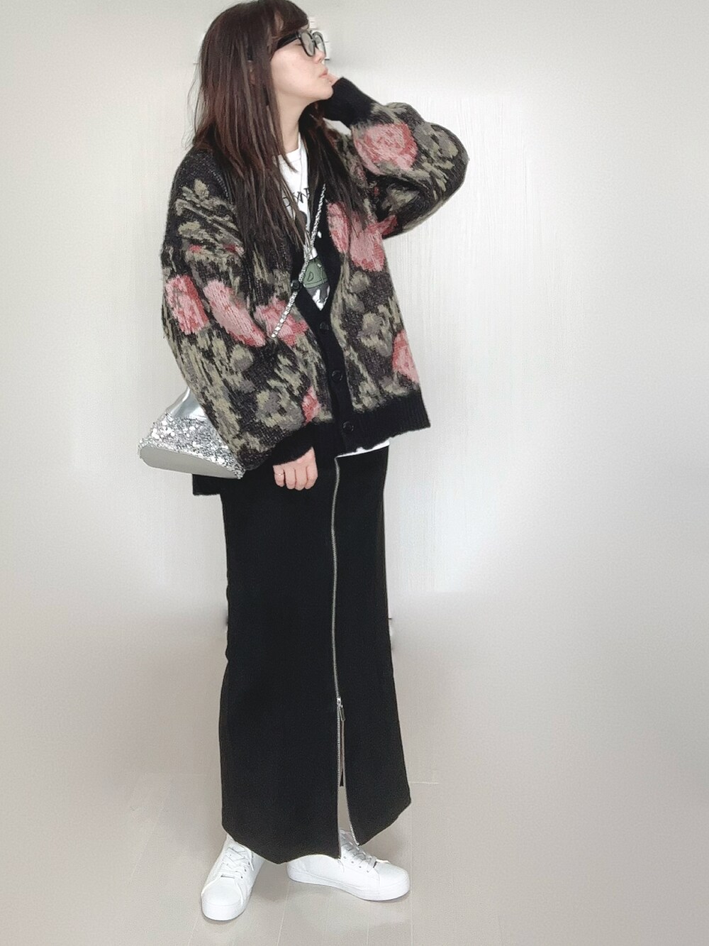 ブラック系のカーディガン/ボレロ、ブラック系のスカート、ホワイト系のTシャツ/カットソーを着用したレディースの秋コーディネートの2枚目の写真