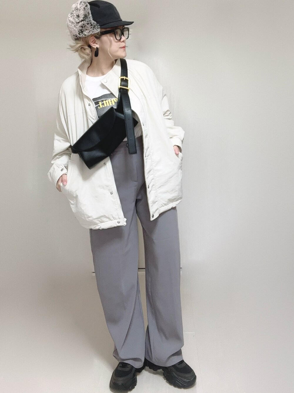 ホワイト系のブルゾン、ホワイト系のTシャツ/カットソー、グレー系のその他パンツを着用したレディースの秋コーディネートの3枚目の写真