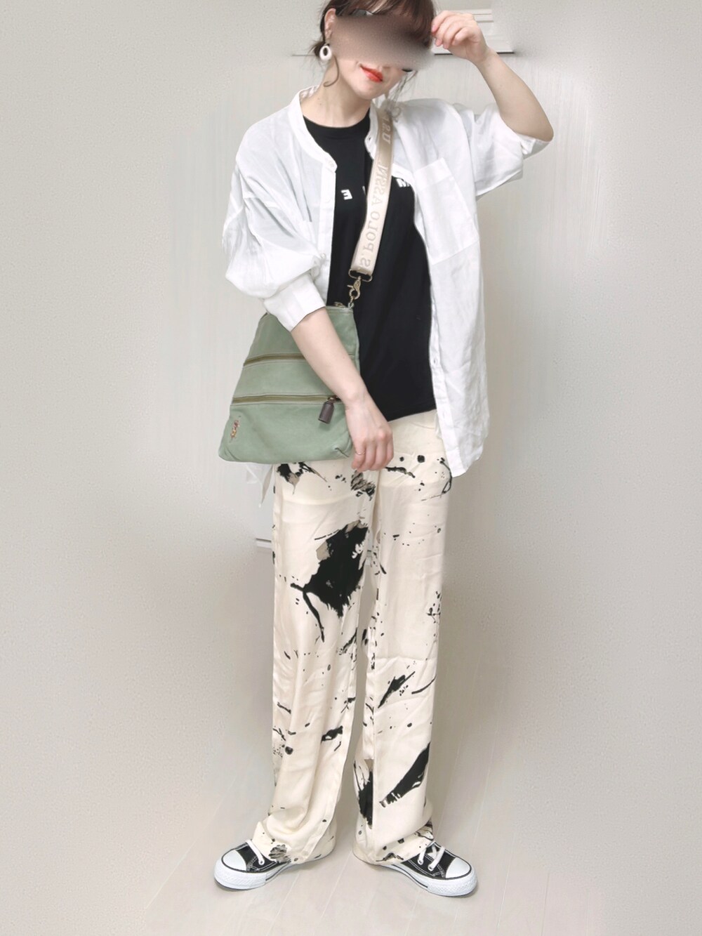 グリーン系のショルダーバッグ、ブラック系のTシャツ/カットソー、ホワイト系のシャツ/ブラウスを着用したレディースの夏コーディネートの5枚目の写真