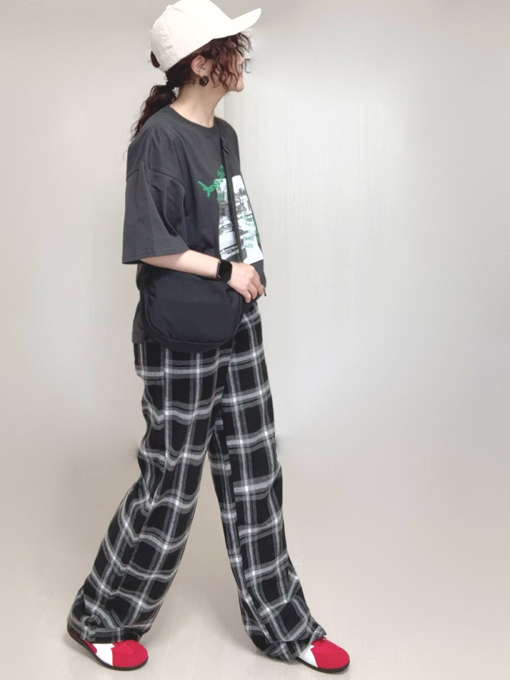 グレー系のTシャツ/カットソーを着用したレディースの夏コーディネートの2枚目の写真