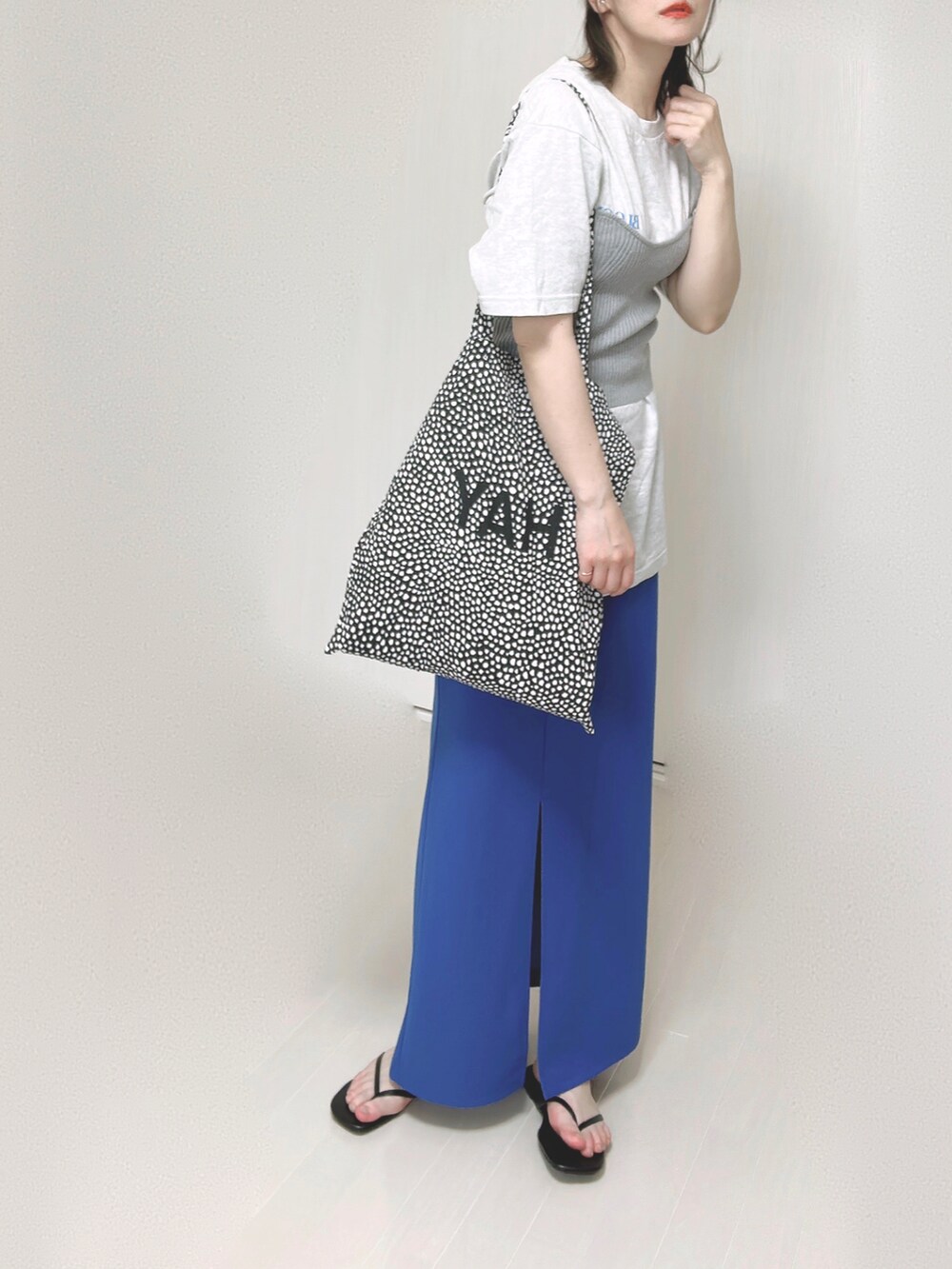 ベージュ系のTシャツ/カットソー、グレー系のチューブトップ、ブルー系のスカートを着用したレディースの夏コーディネートの3枚目の写真