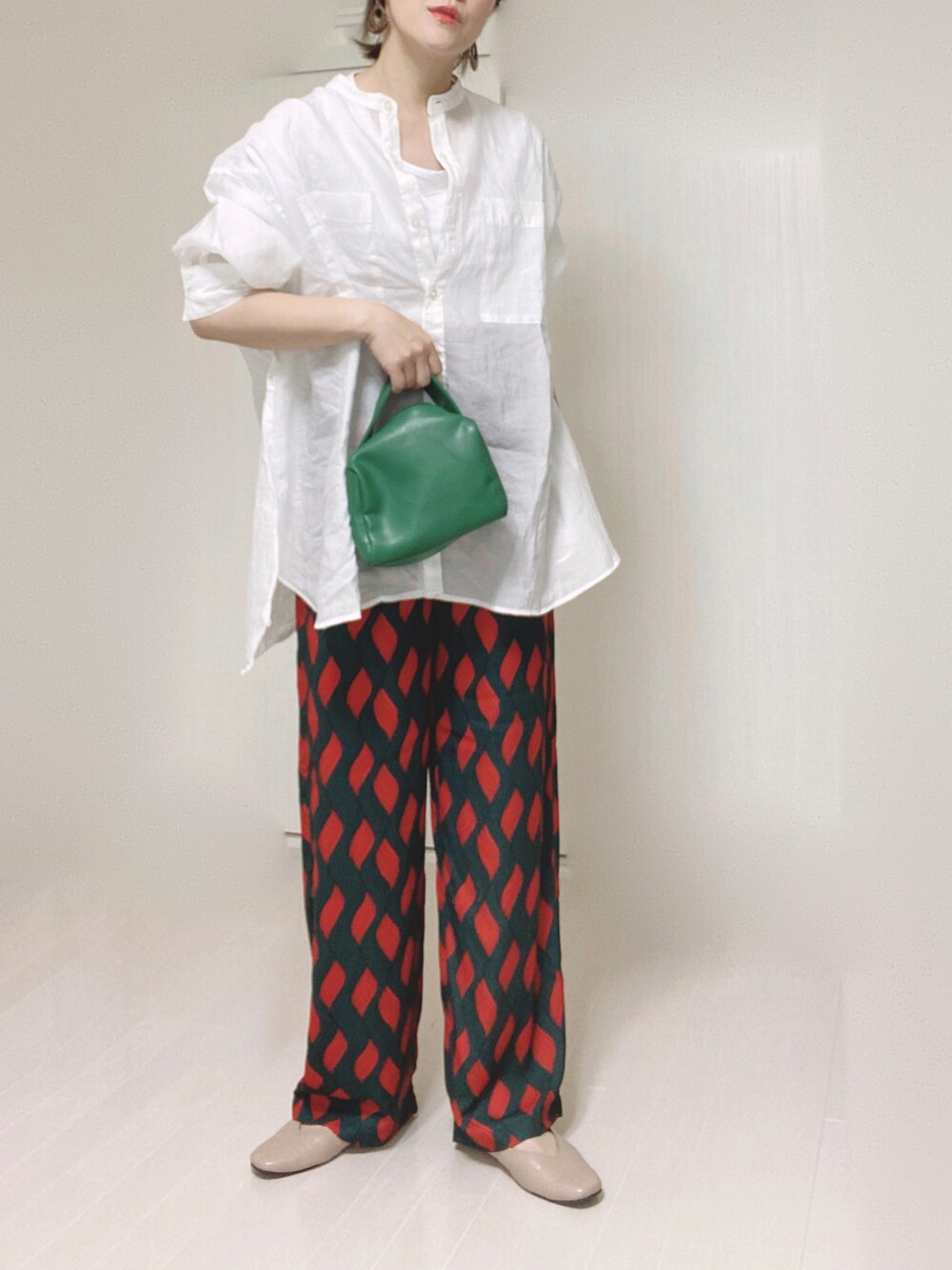 グリーン系のその他パンツ、ホワイト系のシャツ/ブラウス、グリーン系のハンドバッグを着用したレディースの夏コーディネートの5枚目の写真