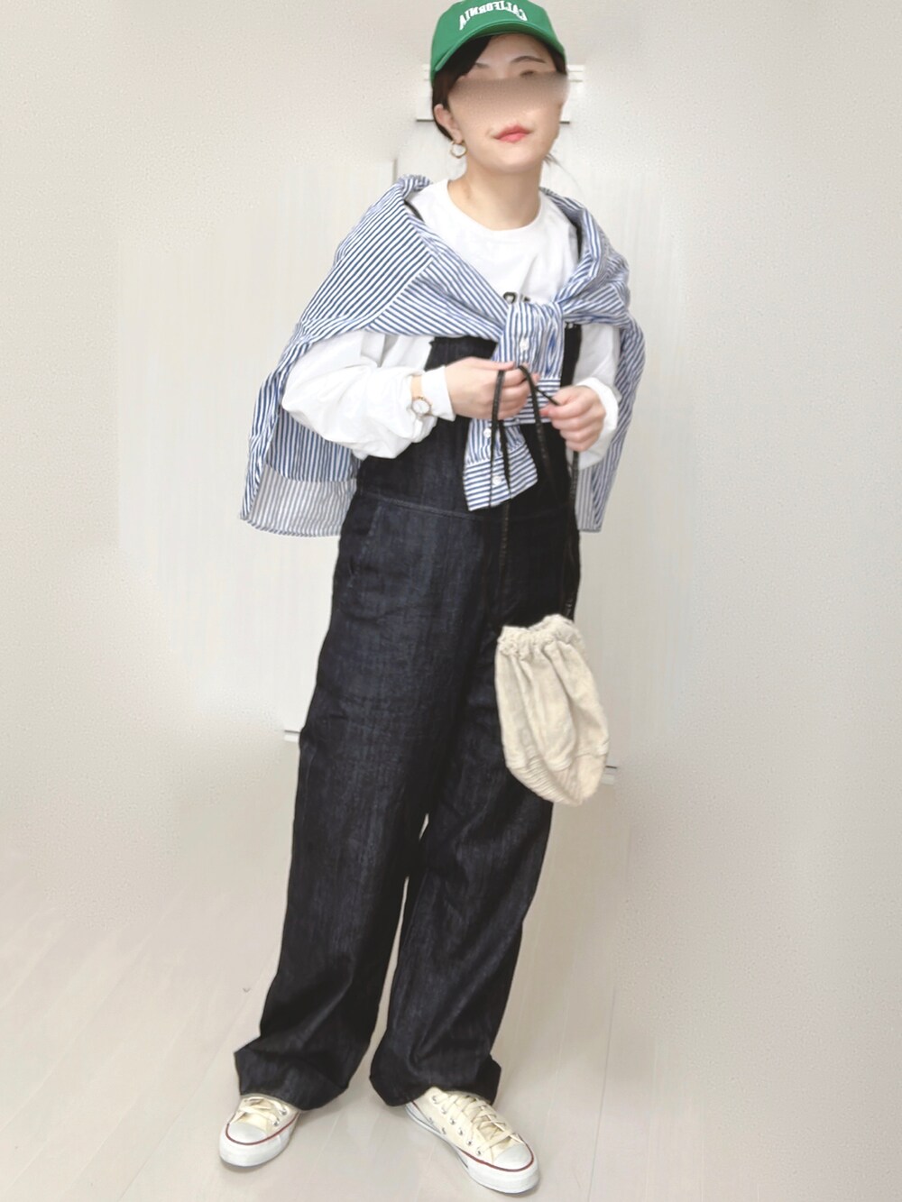 ブルー系のサロペット/オーバーオール、ホワイト系のTシャツ/カットソー、ブルー系のシャツ/ブラウスを着用したレディースの春コーディネートの3枚目の写真