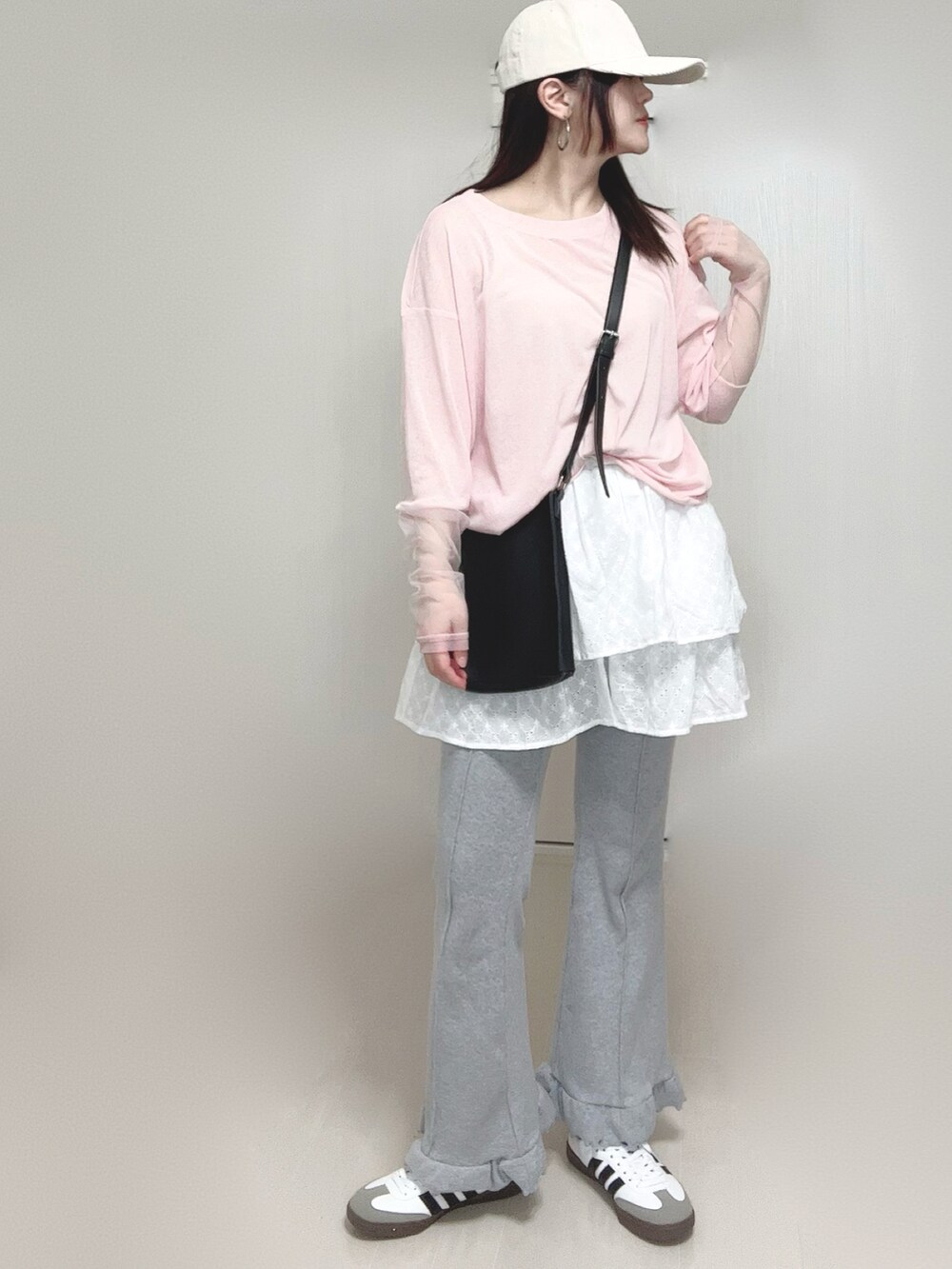 ホワイト系のスカート、ピンク系のTシャツ/カットソー、ブラック系のショルダーバッグを着用したレディースの春コーディネートの3枚目の写真