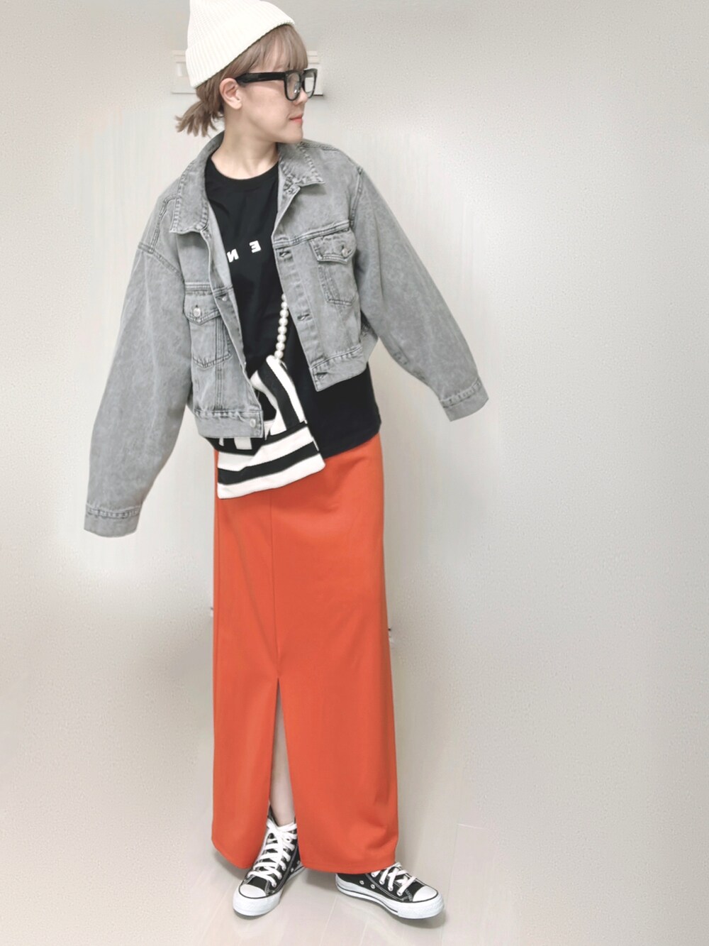 ブラック系のTシャツ/カットソー、ブラック系のデニムジャケット、ホワイト系のショルダーバッグを着用したレディースの夏コーディネートの2枚目の写真