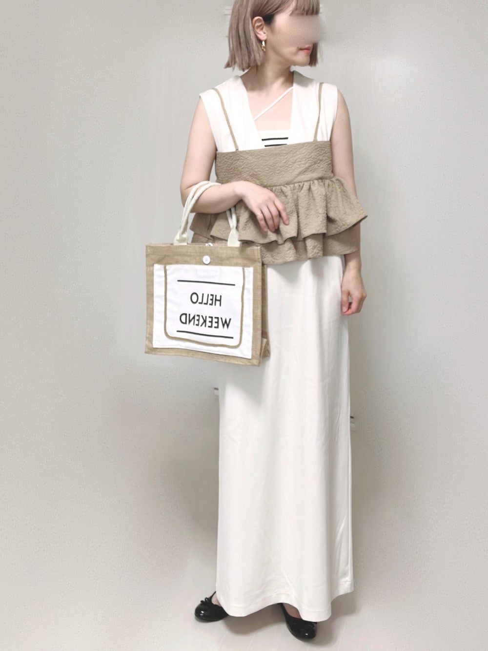 ホワイト系のワンピース、ベージュ系のキャミソール、ホワイト系のカーディガン/ボレロを着用したレディースの夏コーディネートの4枚目の写真