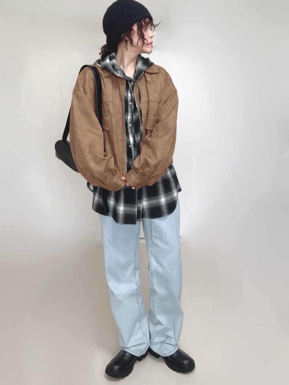 ブラック系のシャツ/ブラウス、ベージュ系のブルゾン、ブラック系のブーツを着用したレディースの秋コーディネートの4枚目の写真